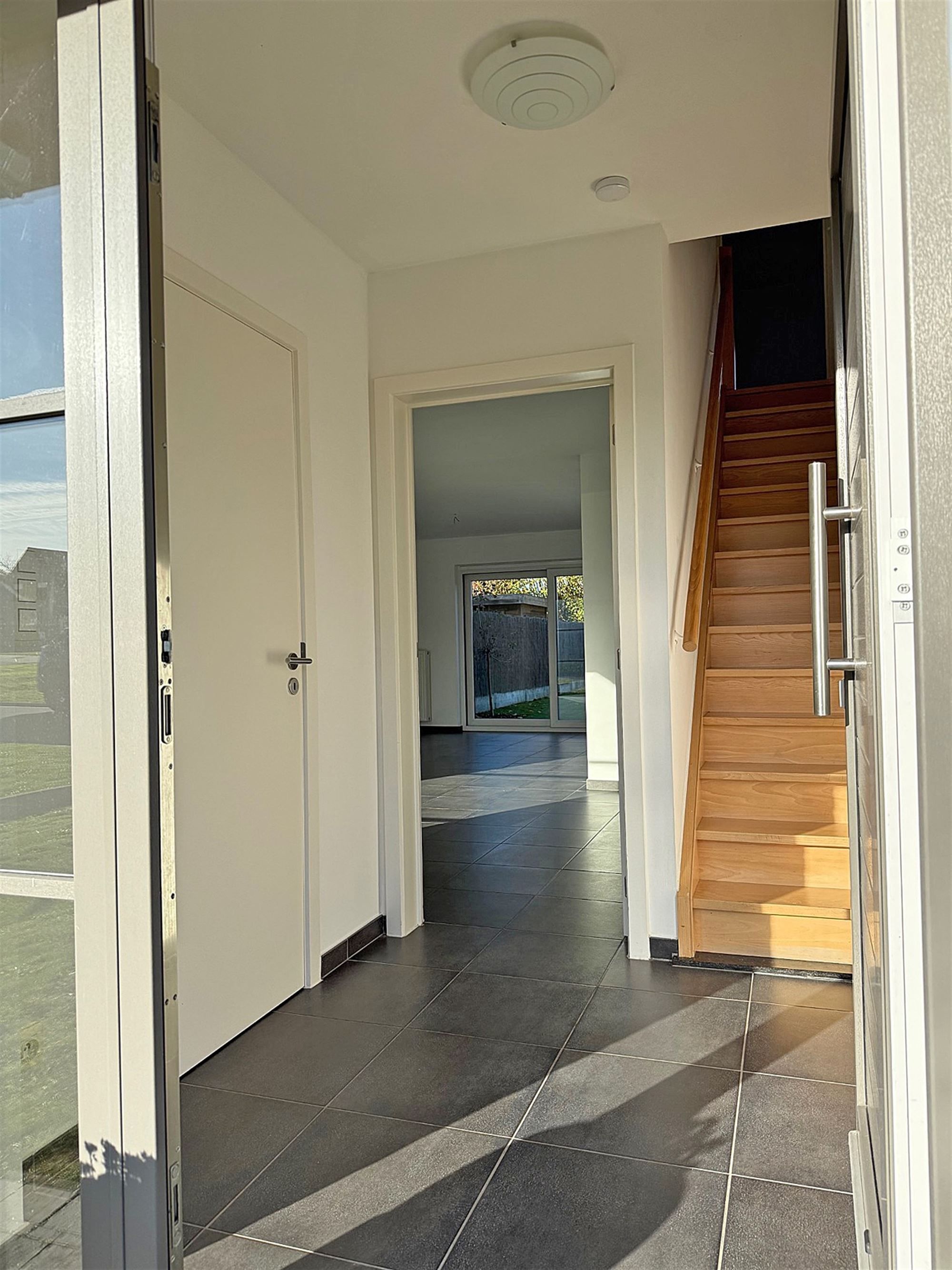 Instapklare HALFOPEN BEBOUWING met 3 slaapkamers, garage & tuin/terras  foto 3