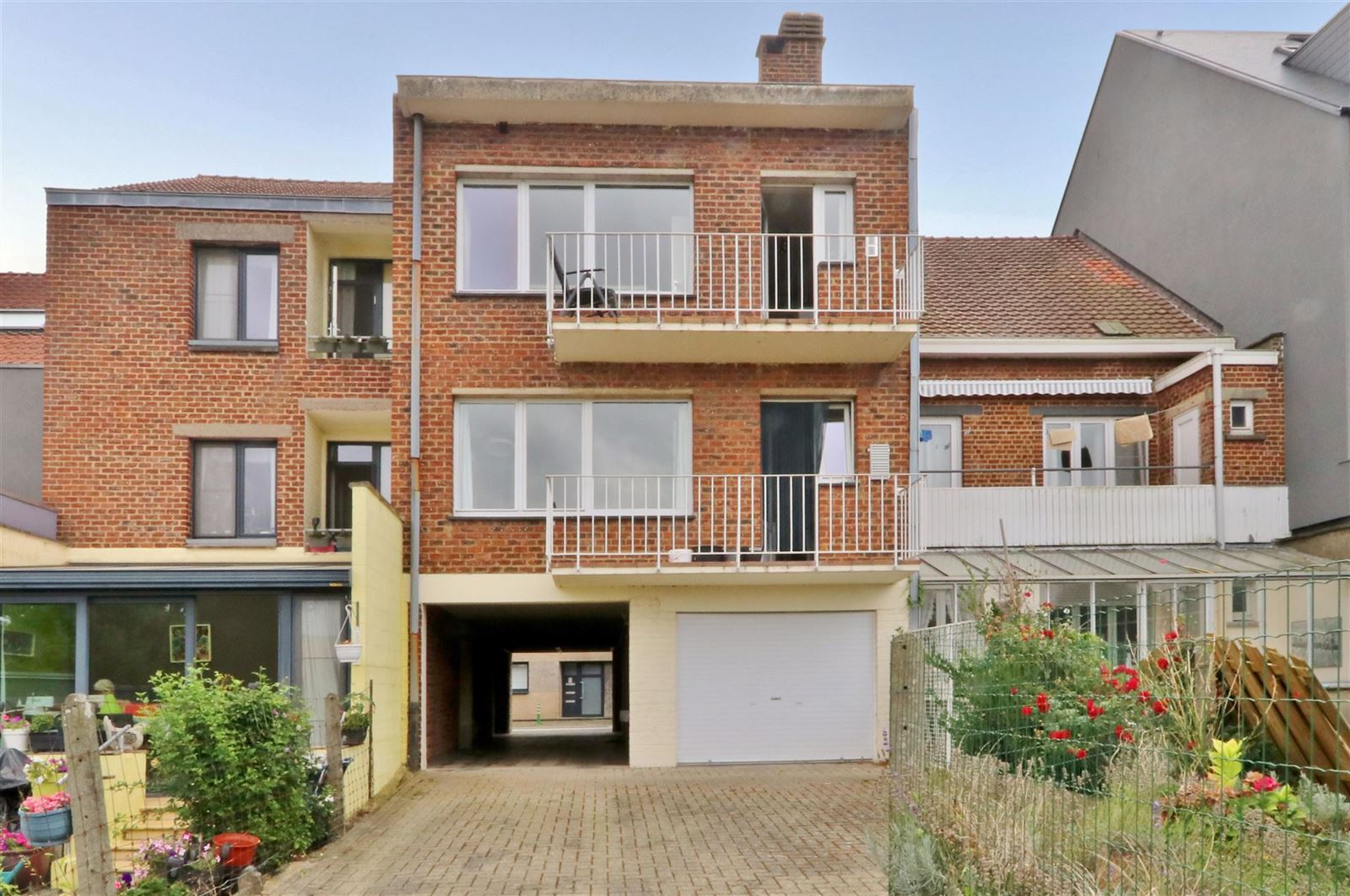 Opbrengstwoning met 2 appartementen en 5 garageboxen foto 1