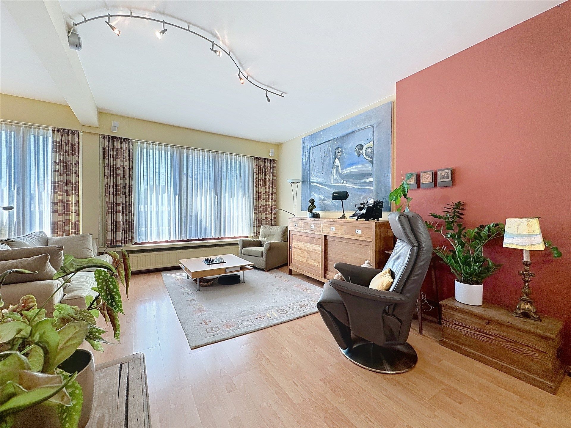 Lichtrijke, instapklare woning met ruime garage en fantastisch uitzicht in Kruibeke. foto {{pictureIndex}}