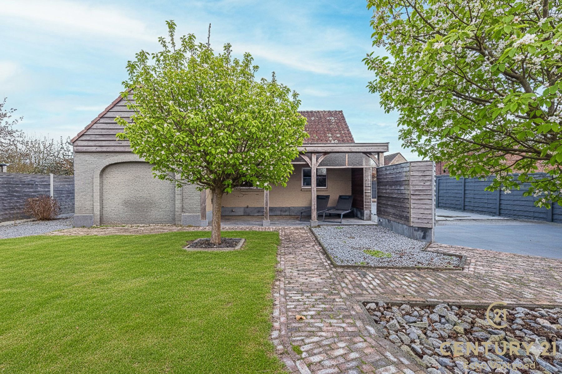 Stijlvolle vrijstaande woning met zwembad, poolhouse en tuin foto 24