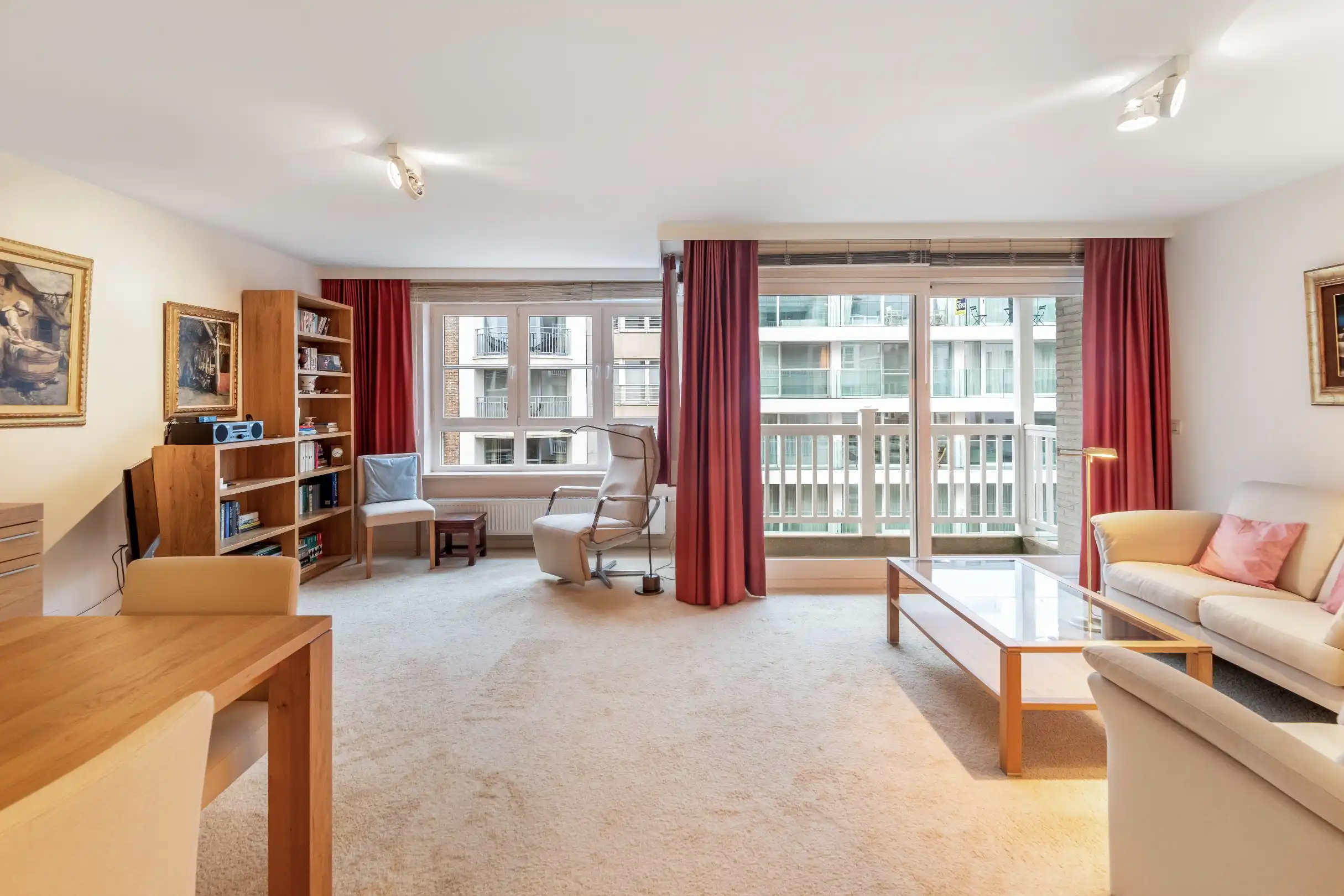 Recent appartement met terras gelegen op de Dumortierlaan.  foto 2