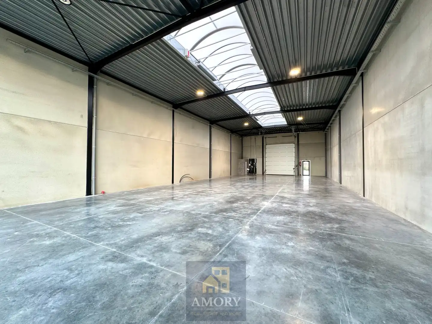 Recente KMO unit met grote etalageramen en 5 parkeerplaatsen! foto 3