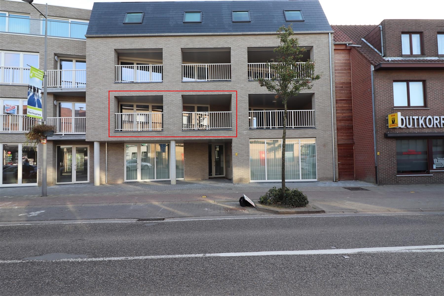 Een recent appartement met 2 slaapkamers, terras en autostaanplaats. foto {{pictureIndex}}