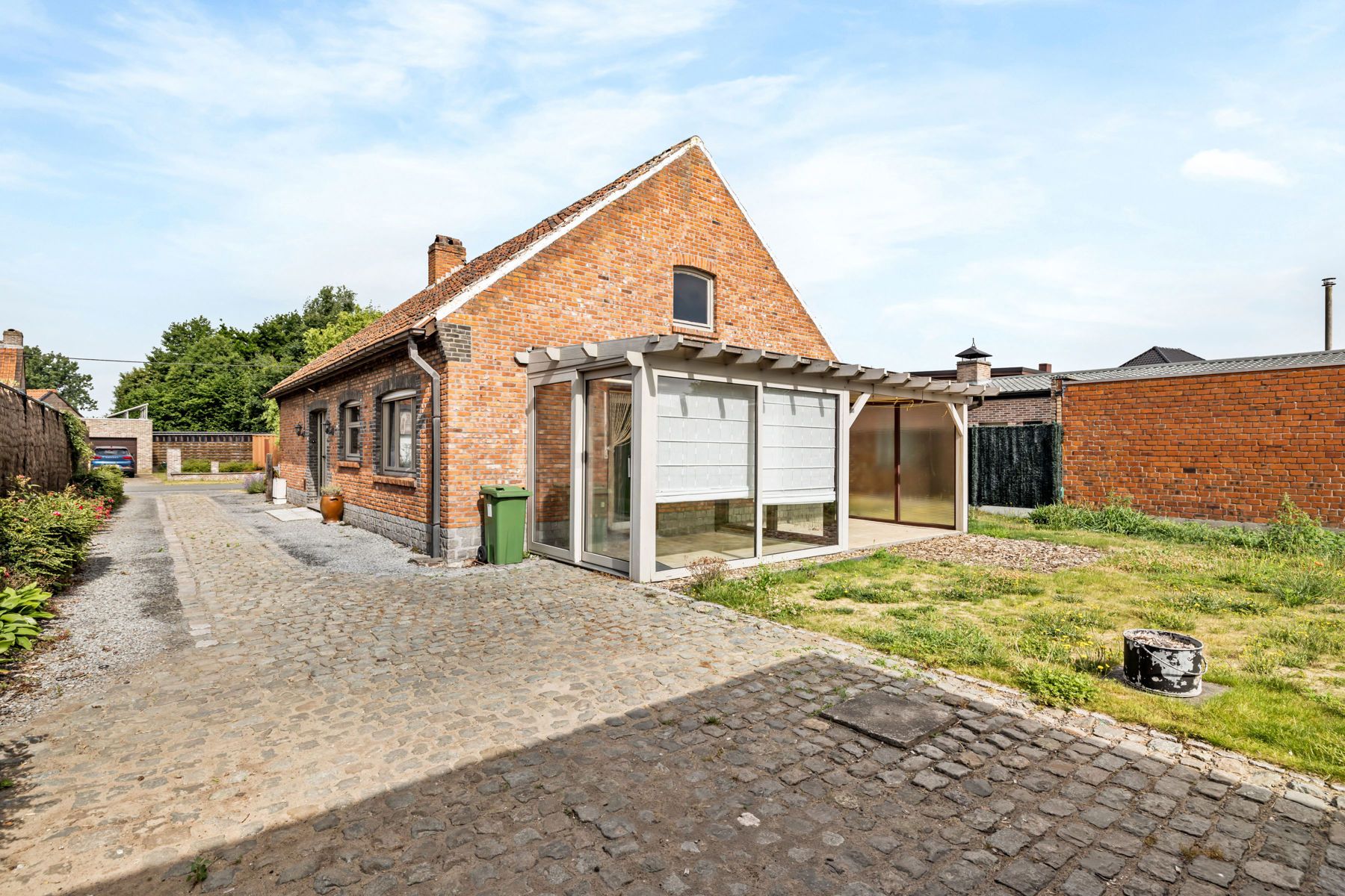 Bungalow met veel potentieel, aangename tuin en garage foto 8