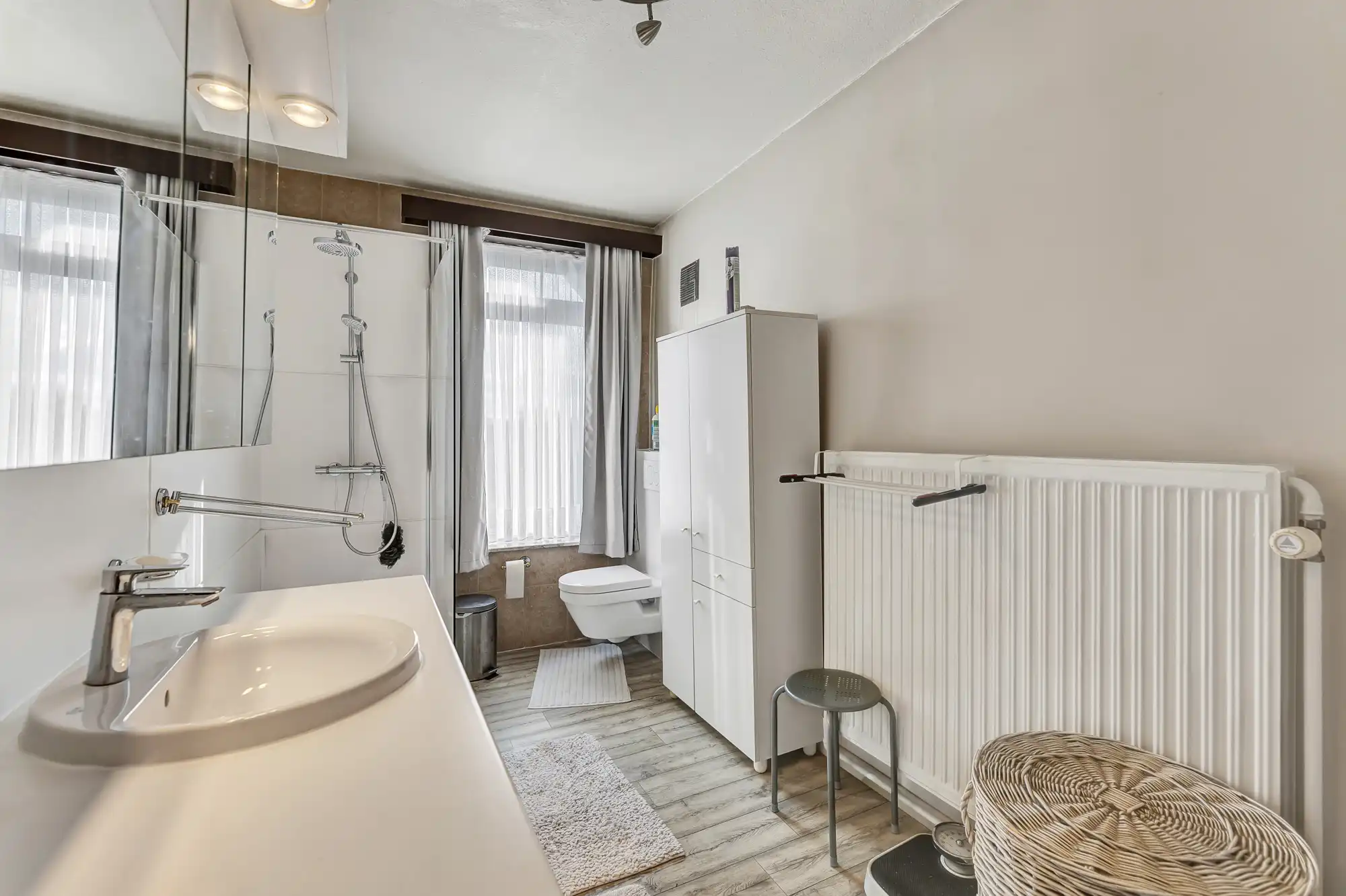 Goed onderhouden woning met garage foto 16