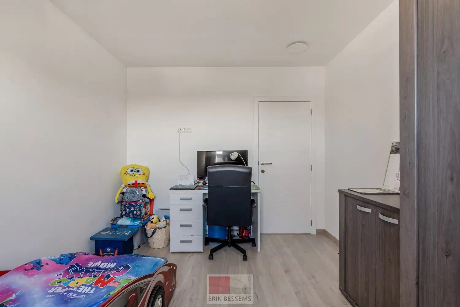 Deze moderne halfopen woning, gebouwd in 2016, biedt een bewoonbare oppervlakte van maar liefst 232 m² op een perceel van 377 m² en maar liefst 5 slaapkamers waarvan er eentje in gebruik is als bureau. foto 18