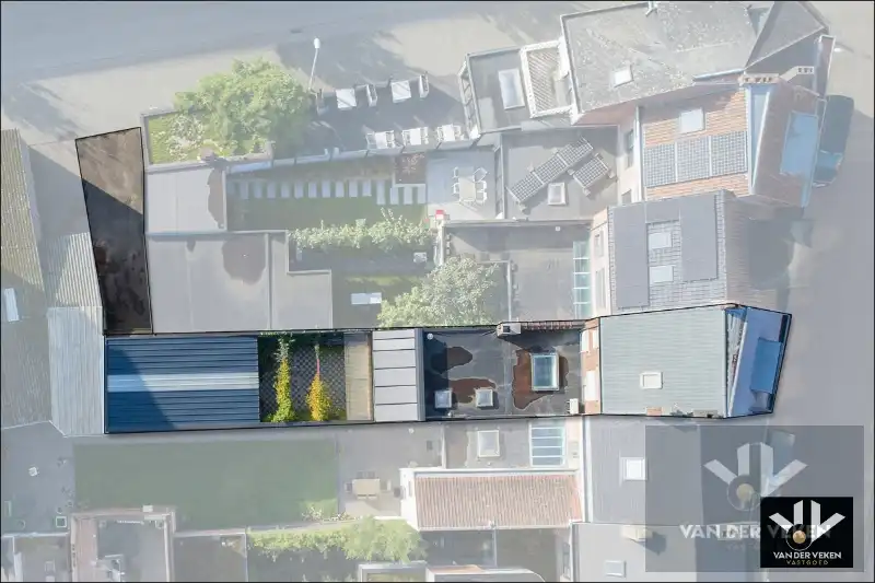 Ruime en goed gelegen te moderniseren rijwoning met gezellige binnekoer, garage en/of atelier foto 2