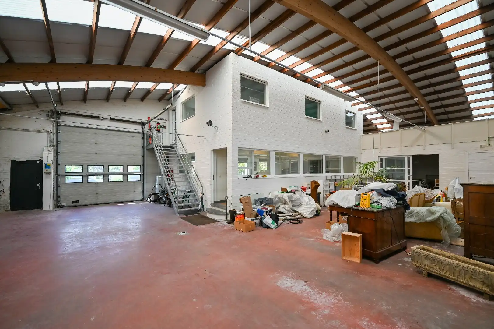 Bedrijfsgebouw met kantoor- en opslagruimte en heel wat parking op toplocatie foto 4