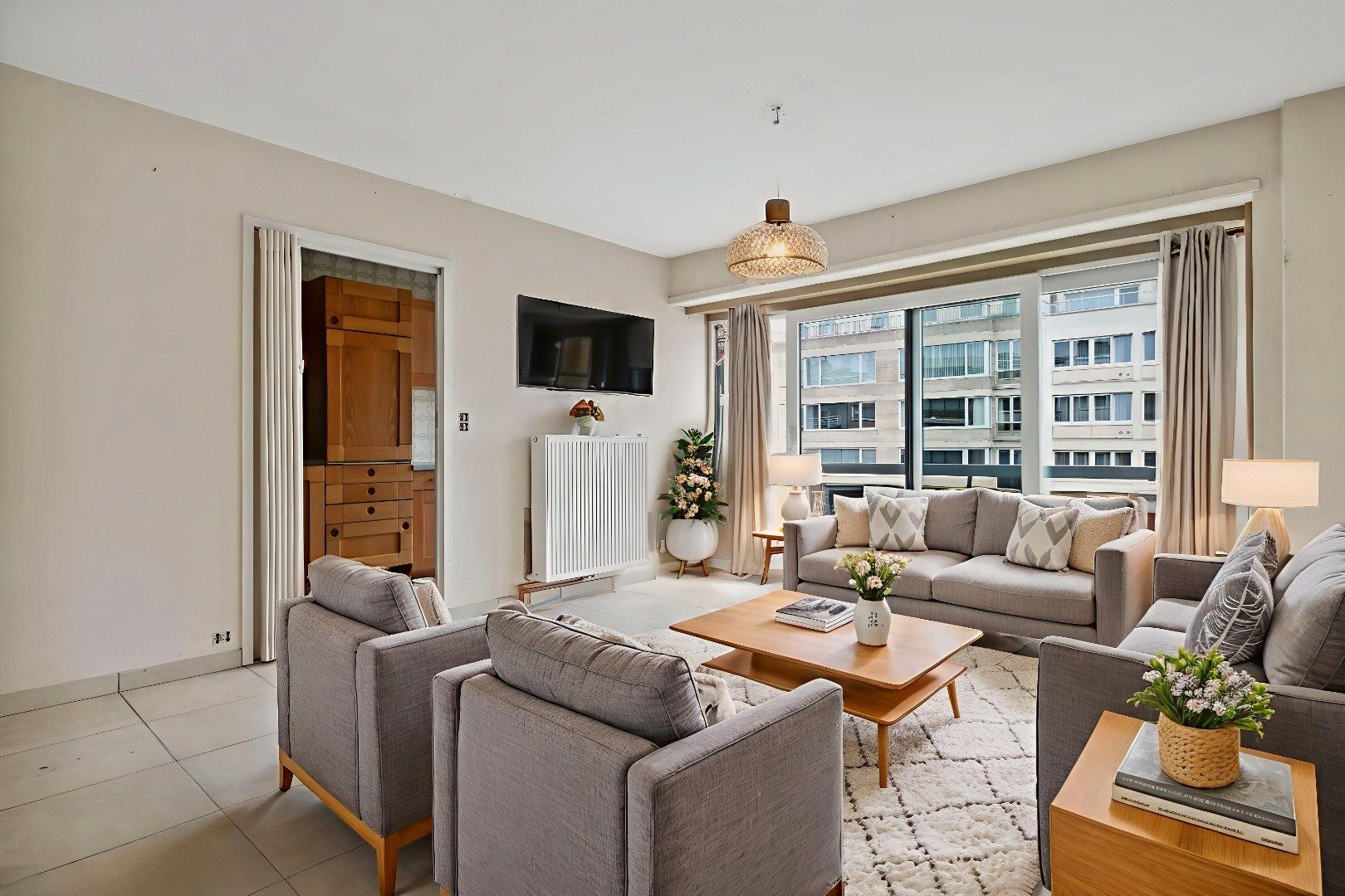 Instapklaar appartement met 2 slaapkamers, balkon en berging op centrale ligging in Oostende foto {{pictureIndex}}