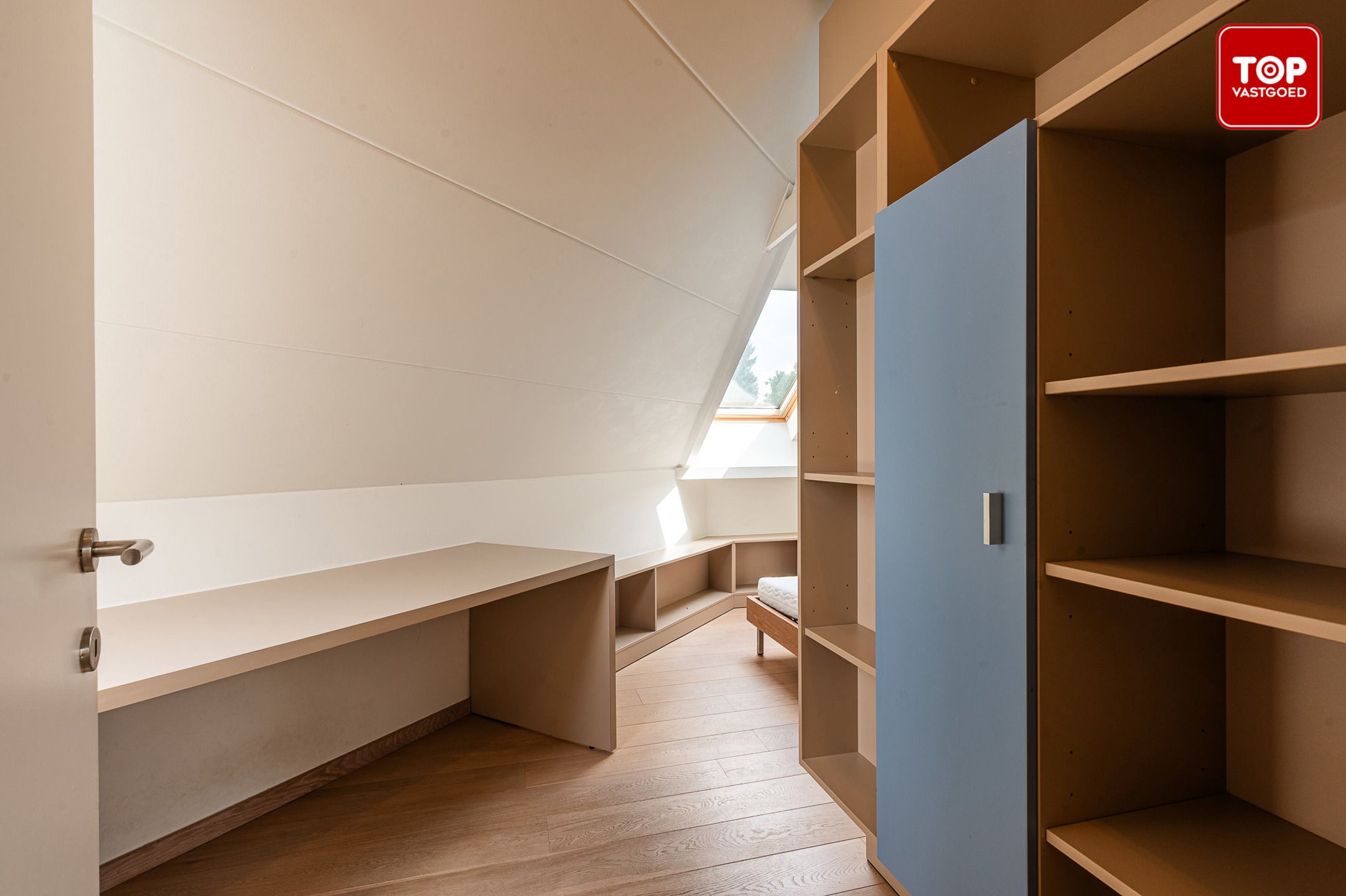 Open bebouwing een perceel van 690m² met mooie tuin en garage.  foto 28