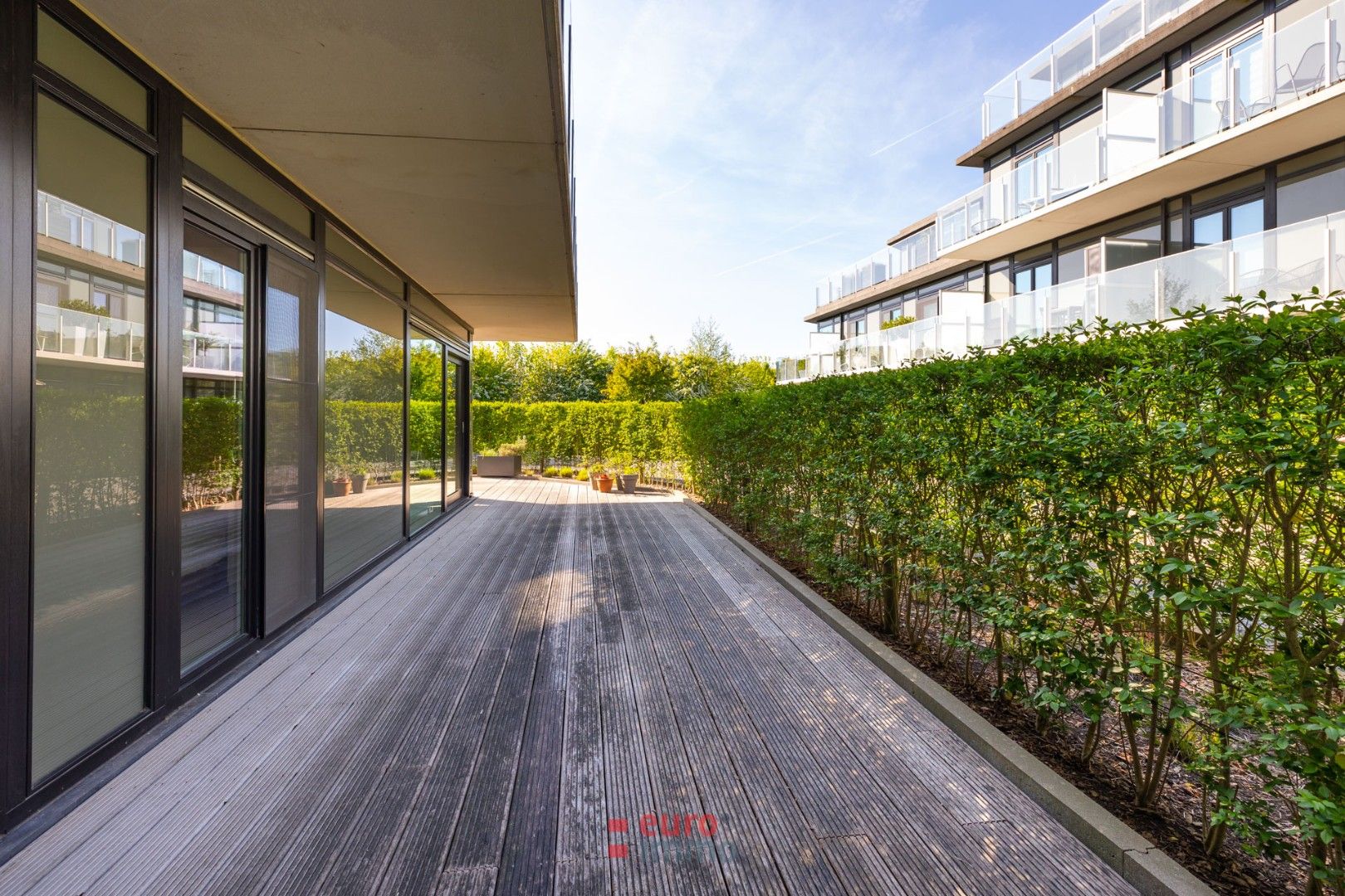 Super rustig gelegen appartement met immens groot terras! foto 3