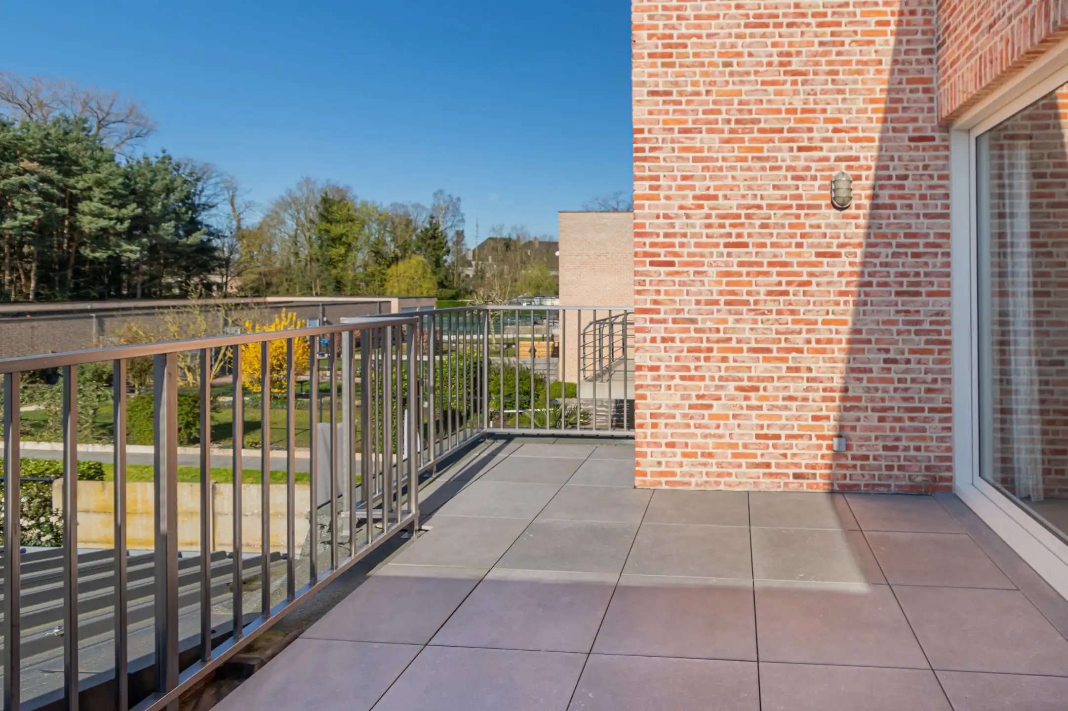 Modern en ruim 1 slpk app met zonnig terras en staanplaats! foto 3