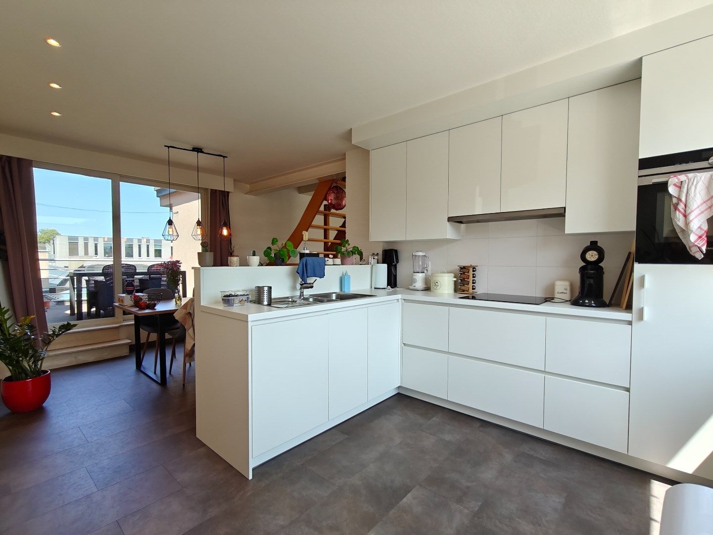 Ruim appartement met drie slaapkamers en terras op de eerste verdieping te Lokeren foto 5
