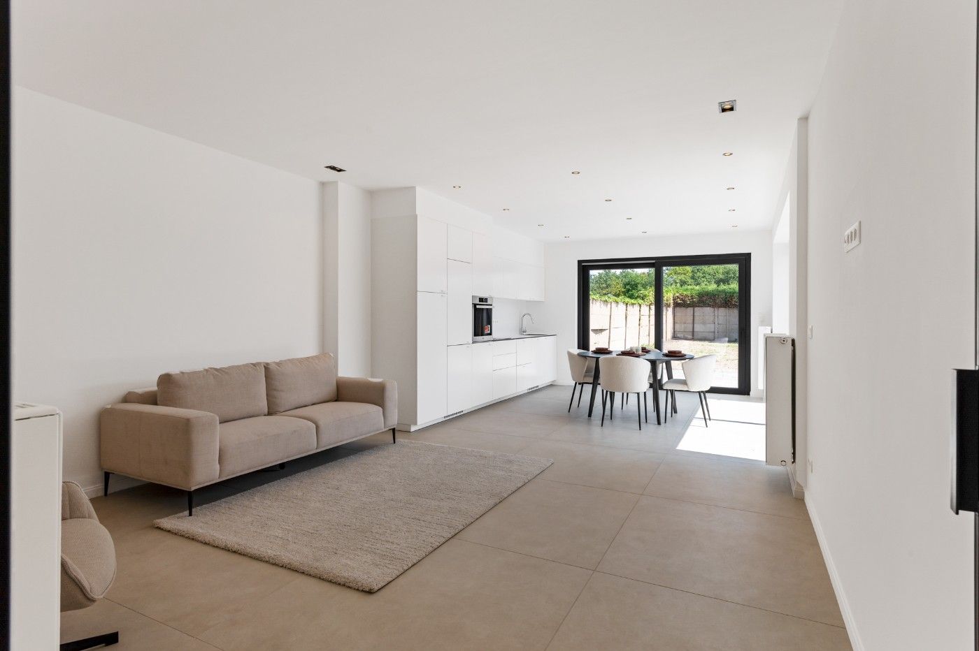 Prachtig gerenoveerde woning met 3 slpk., oprit en toffe tuin foto 3