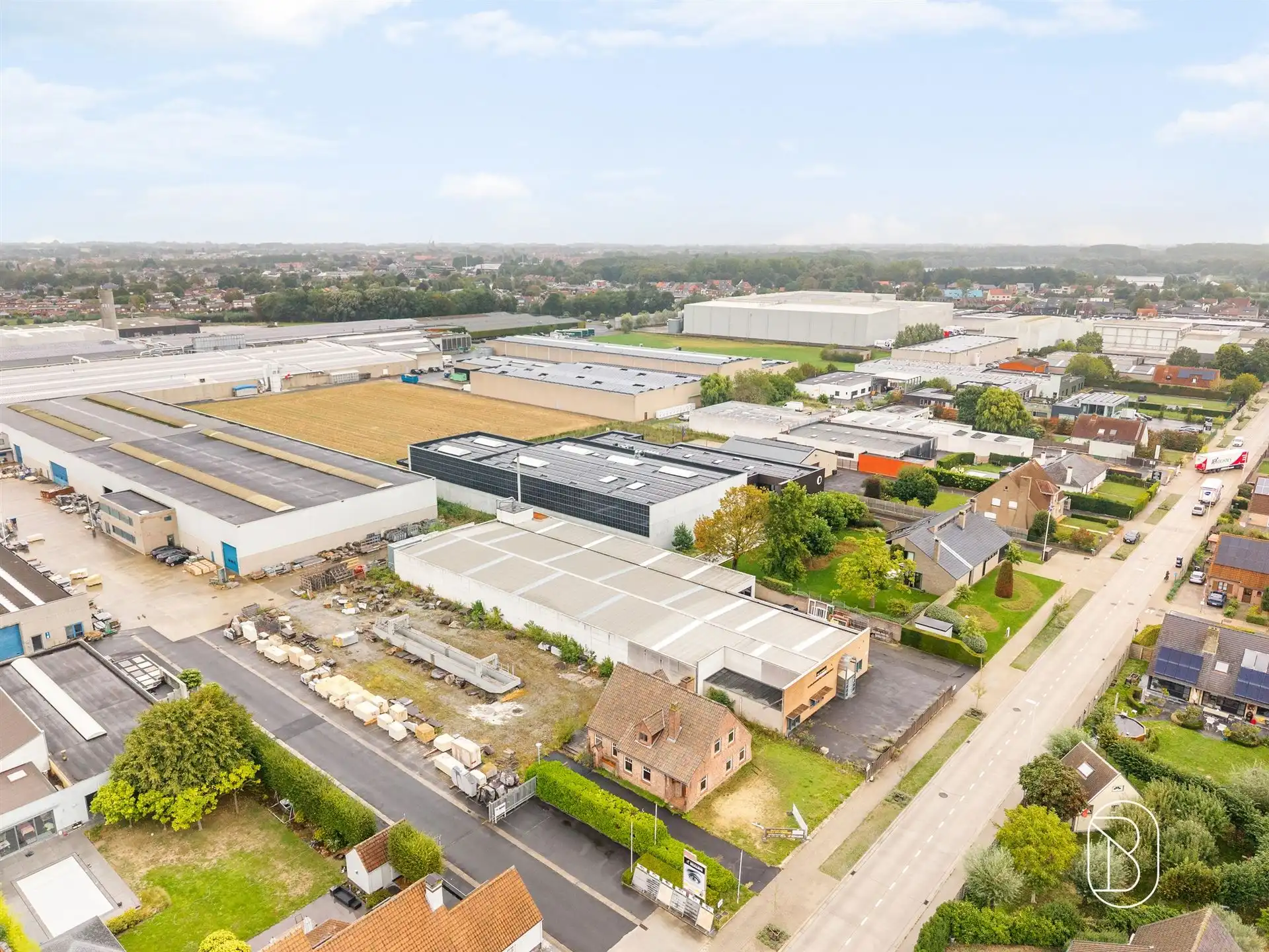 Groot atelier met kantoren en parking.  foto 3
