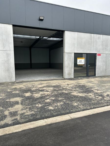 Nieuwbouw KMO-unit – 180 m² magazijn met 2 parkeerplaatsen foto {{pictureIndex}}