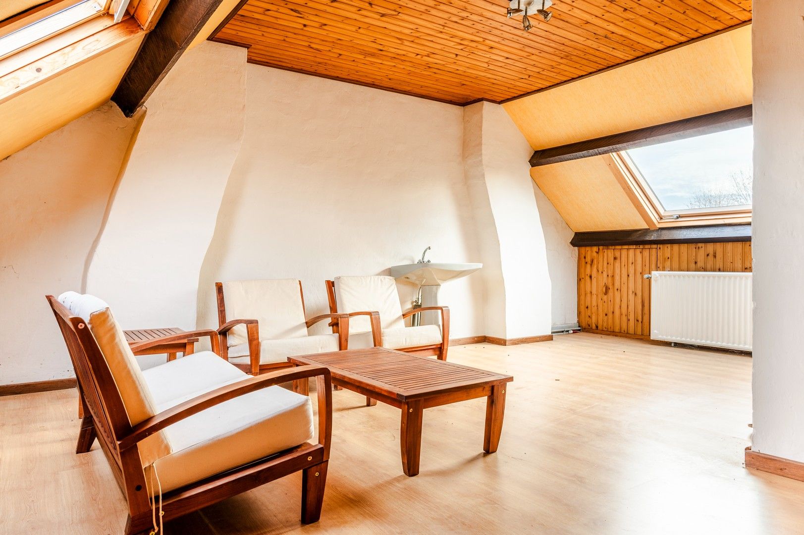 Te renoveren woning met garage foto 13