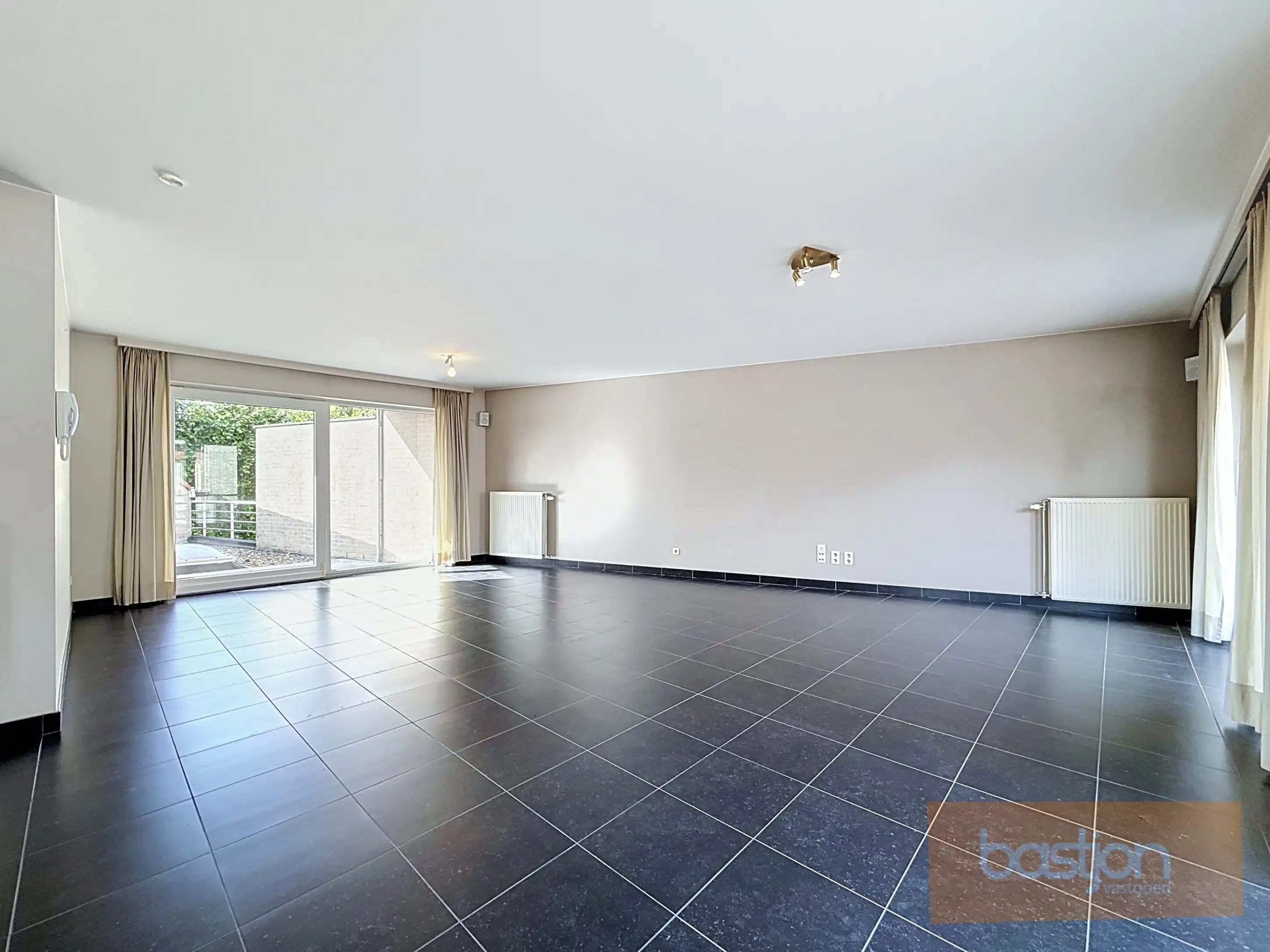 Lichtrijk appartement met terras en garage op Markeplaats foto 6