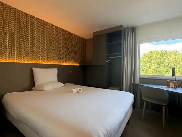 Hotelkamer in Ibis Styles Kortrijk Expo. Opbrengsteigendom zonder zorgen met mooi rendement! foto 2