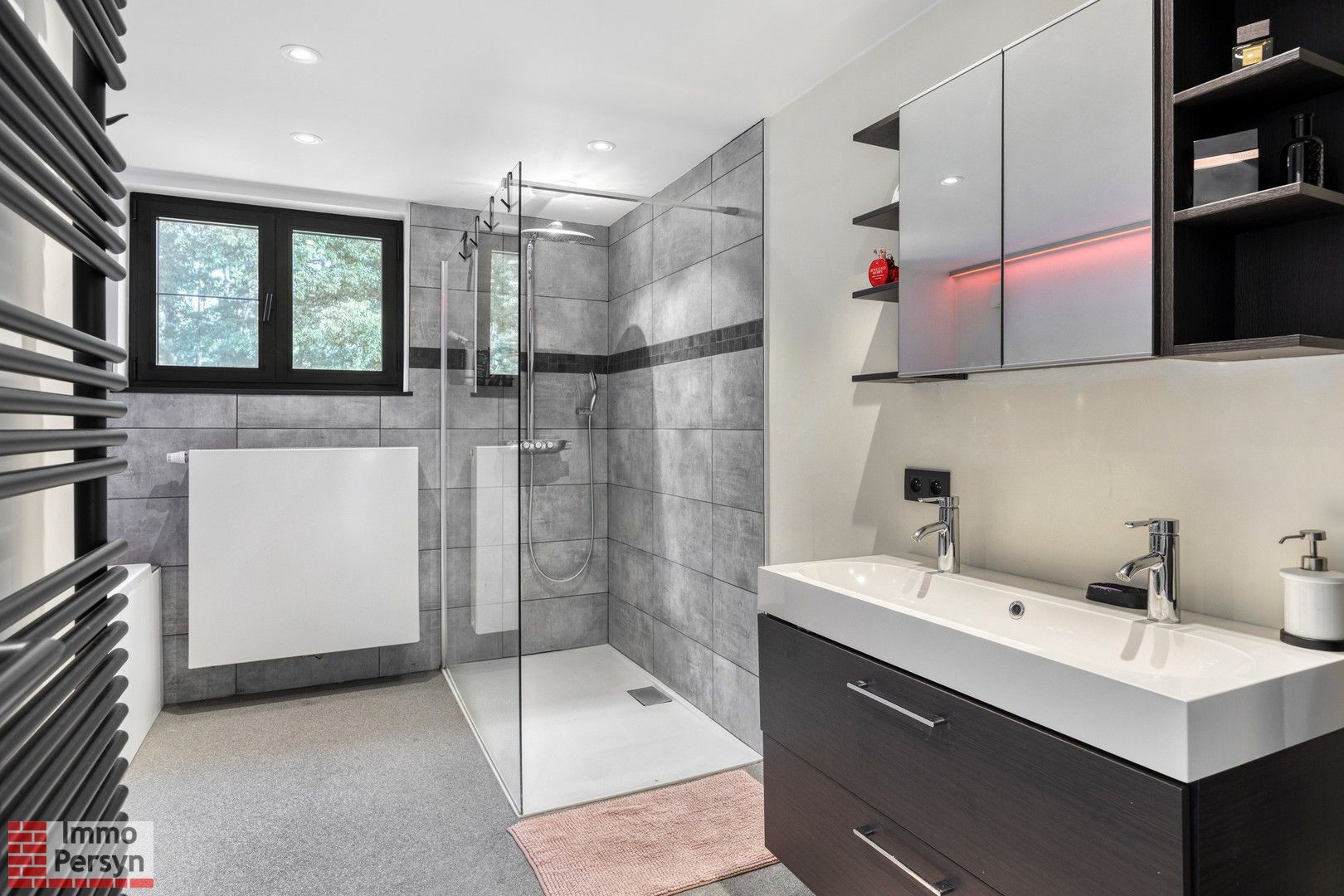 Instapklare en volledig gerenoveerde woning met 3 slpk en garage foto 13