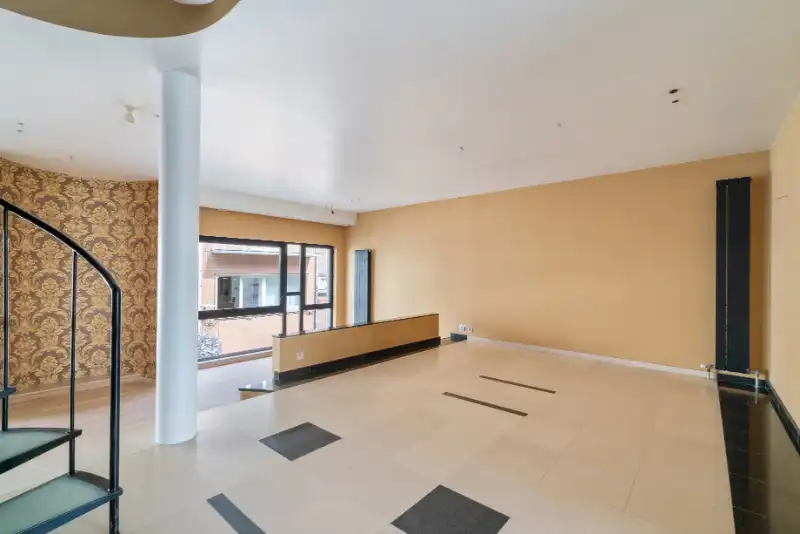 Zeer ruim appartement met privé lift! 3slpkmrs en 2 badkmrs. foto 3