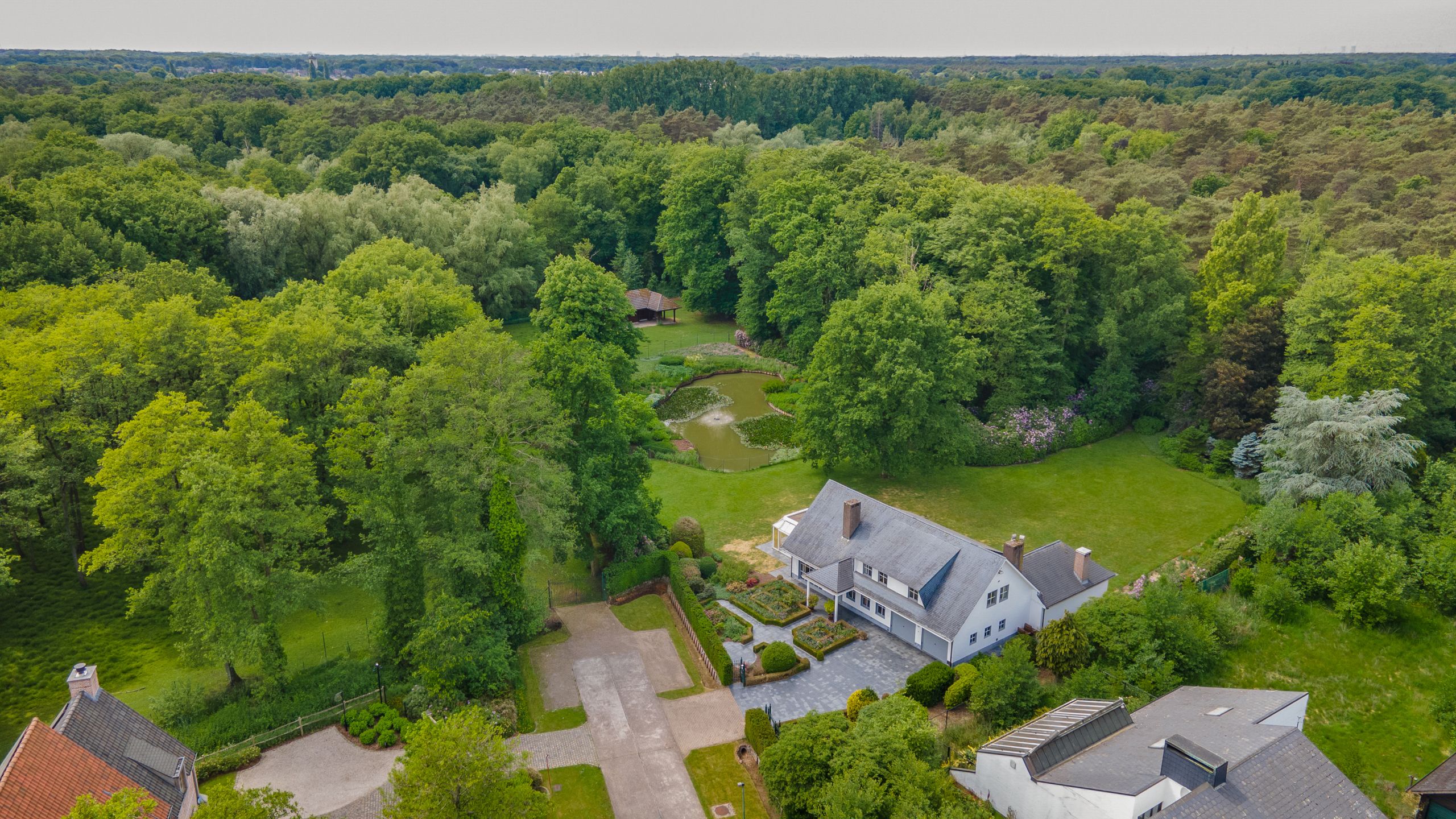 Hoofdfoto van de publicatie: Charmante villa op uniek domein in Schilde