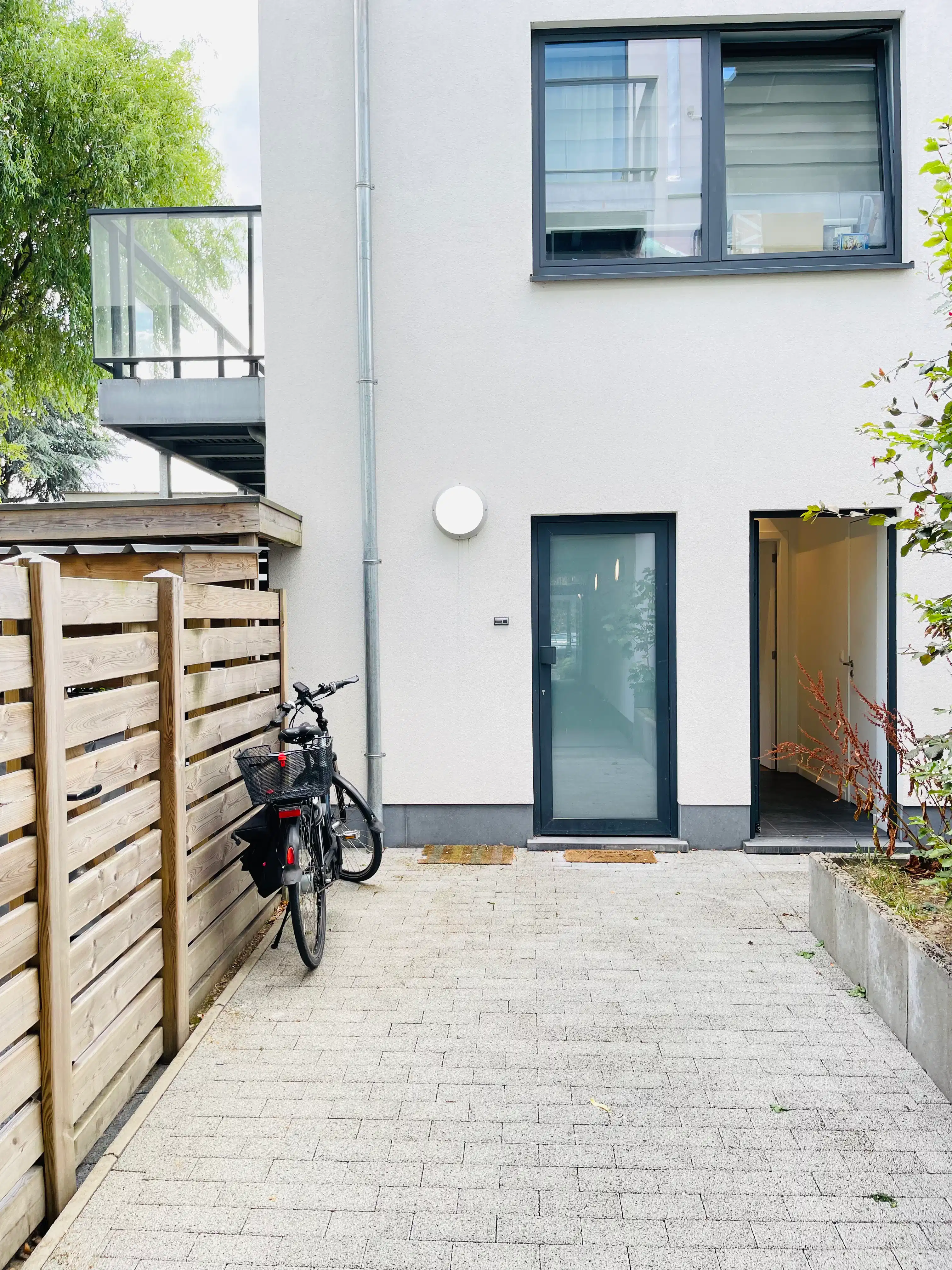 Stijlvol en recent appartement met tuin en patio foto 18