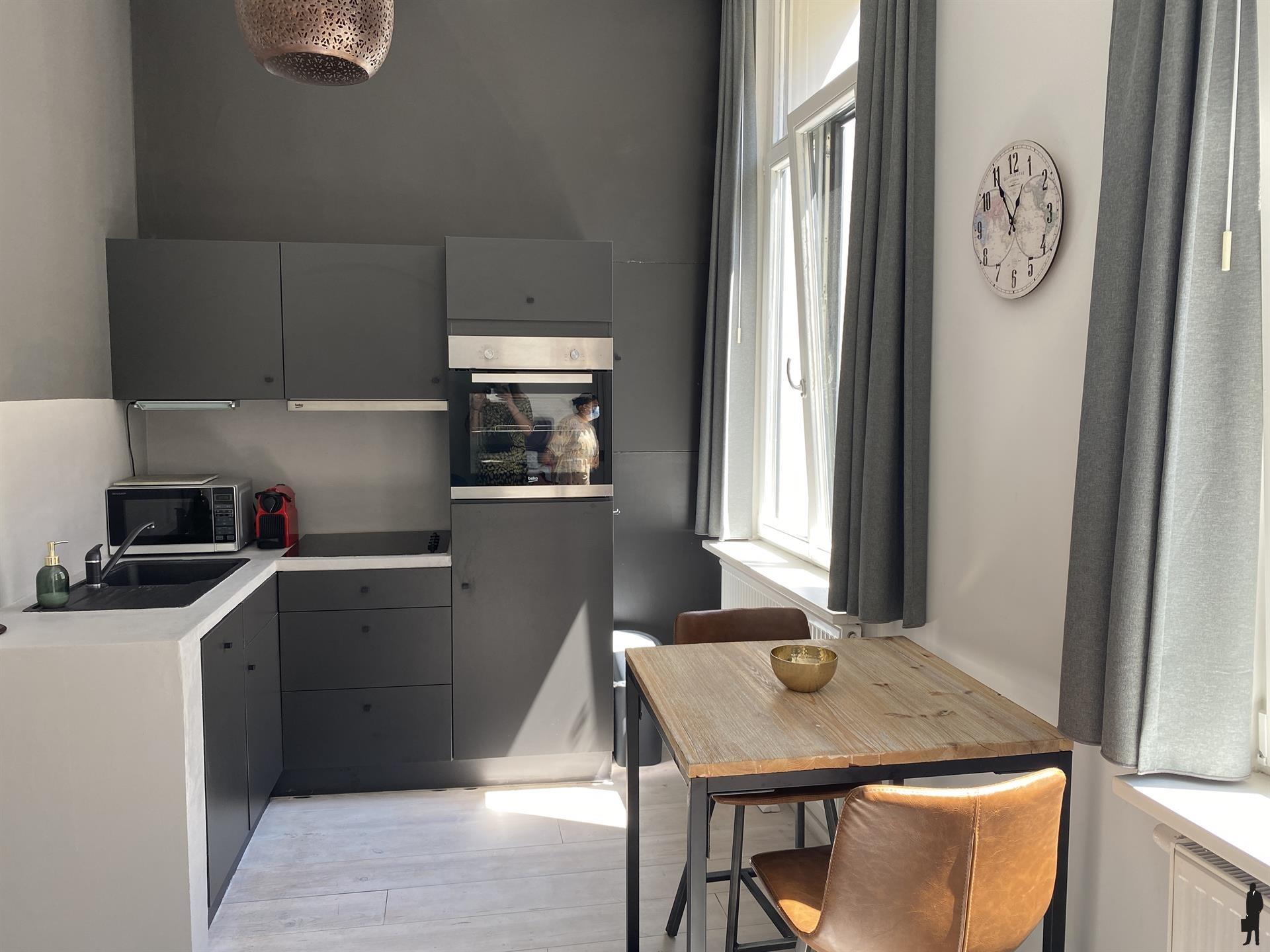 Gemeubeld appartement in een zijstraat van de Meir! foto 3