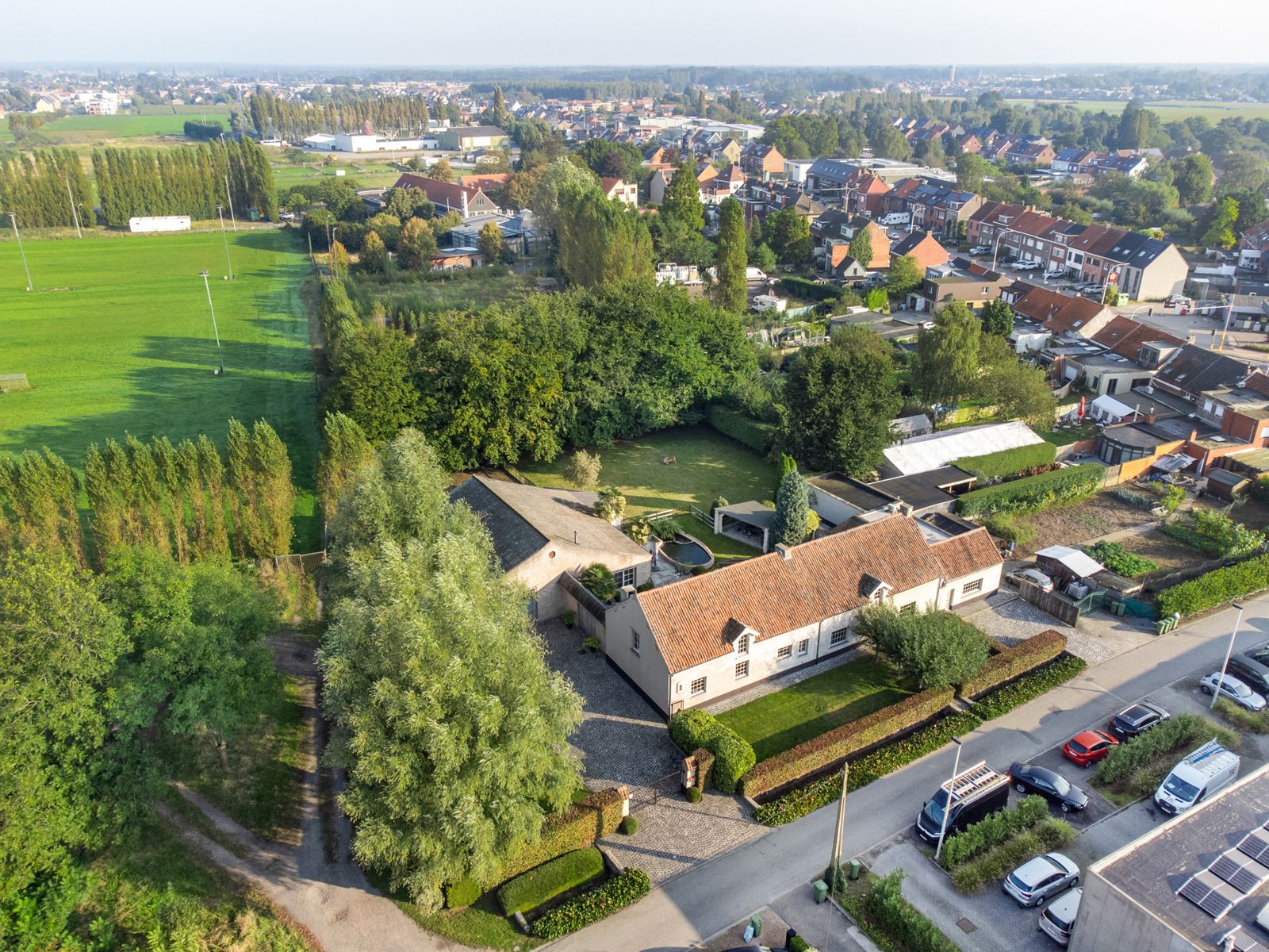Gerenoveerde hoevewoning met praktijk en paardenstallen.  foto 50