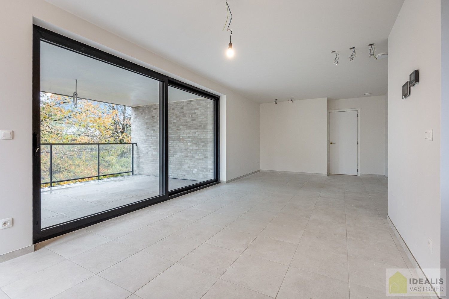 PRACHTIG INSTAPKLAAR NIEUWBOUWAPPARTEMENT MET AUTOSTAANPLAATS EN KELDERBERGING MIDDEN IN HARTJE LOMMEL, EEN AANGENAME LEEFRUIMTE MET OPEN KEUKEN EN AANSLUITEND AAN TERRAS, BERGRUIMTE, 2SLAAPKAMERS EN RUIME BADKAMER. foto 6