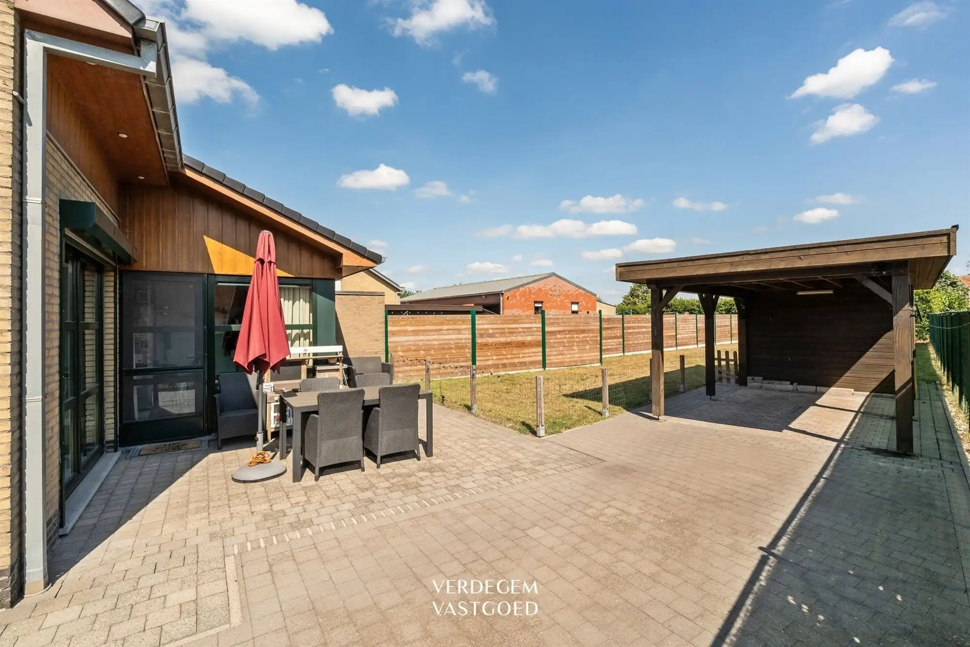 Instapklare woning met 3 slaapkamers, grote tuin en carport foto 17
