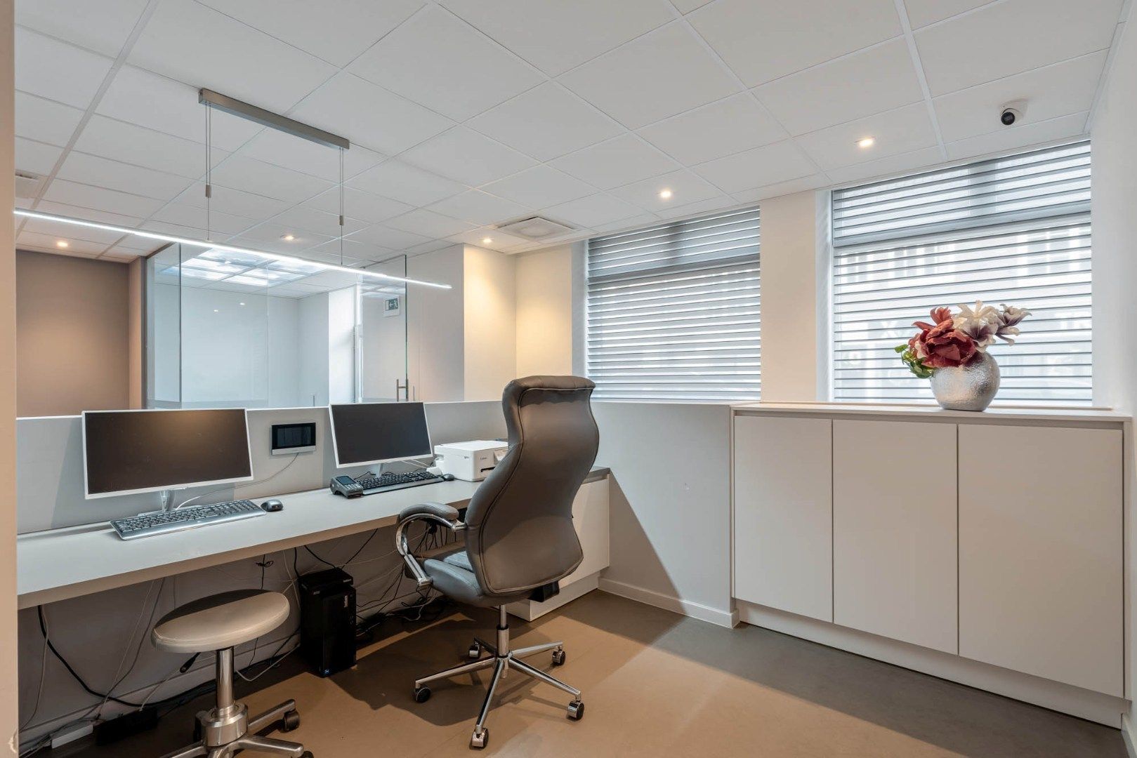 Ruim, zeer energiezuinig kantoor in het centrum van Neeroeteren met diverse mogelijkheden!   foto 10