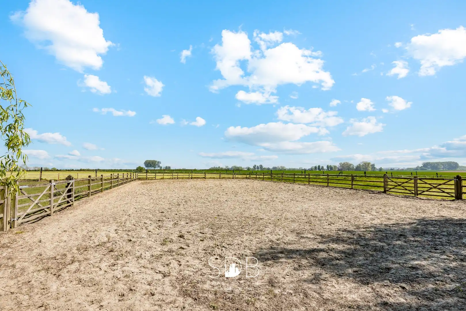 Prachtige stijlvolle woning met bijgebouwen, buitenpiste en graslanden  foto 44