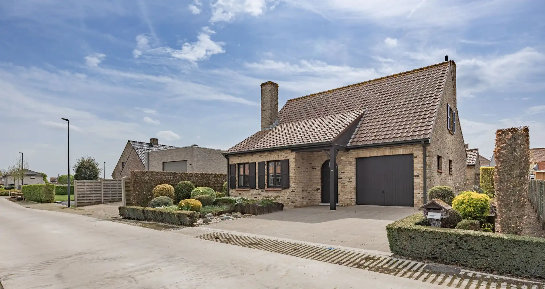 Charmante en solide villa met zonnige tuin in het hart van Zwevezele foto {{pictureIndex}}