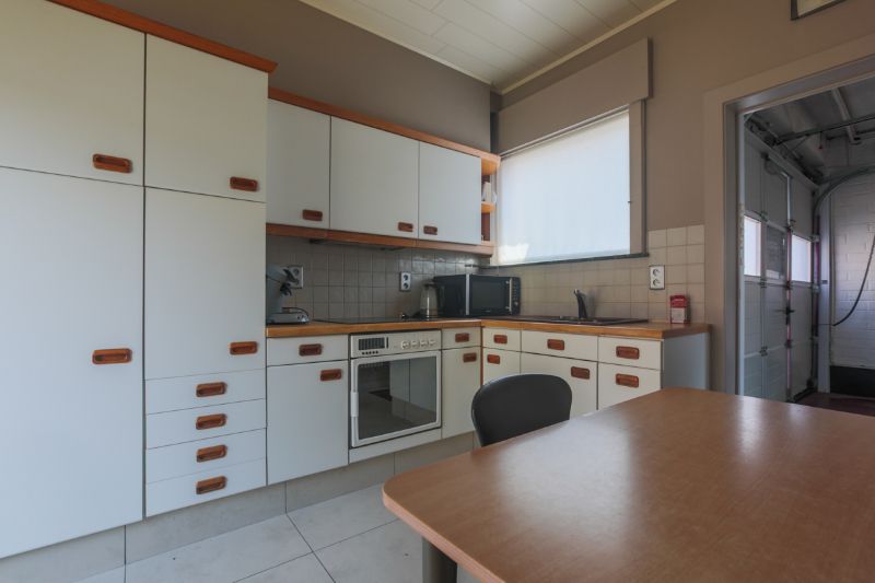 Handelspand (winkel) met woonst en magazijntje van +/- 130m². foto 10