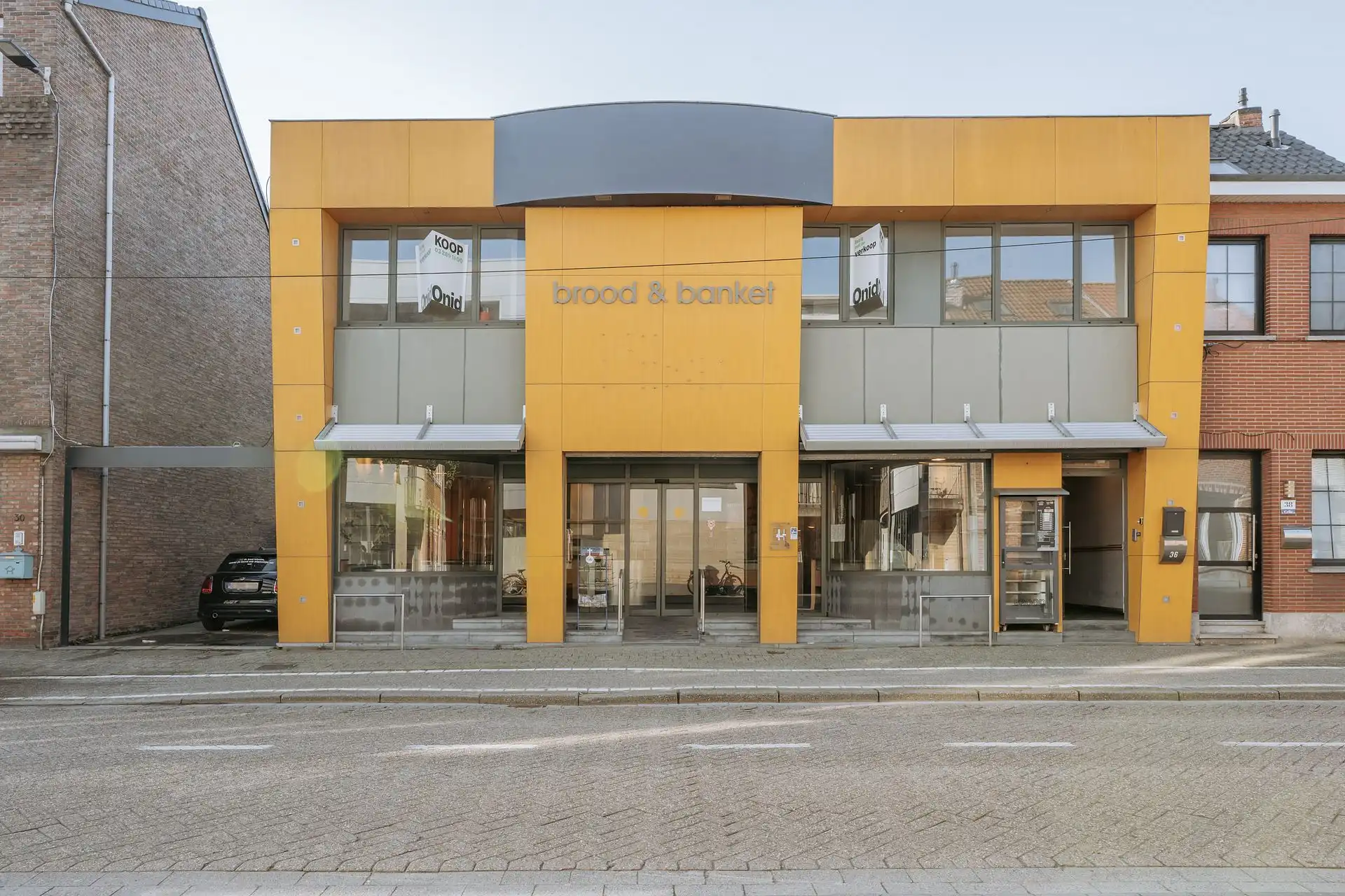 Ruim handelspand met magazijn in centrum Borsbeek. foto {{pictureIndex}}