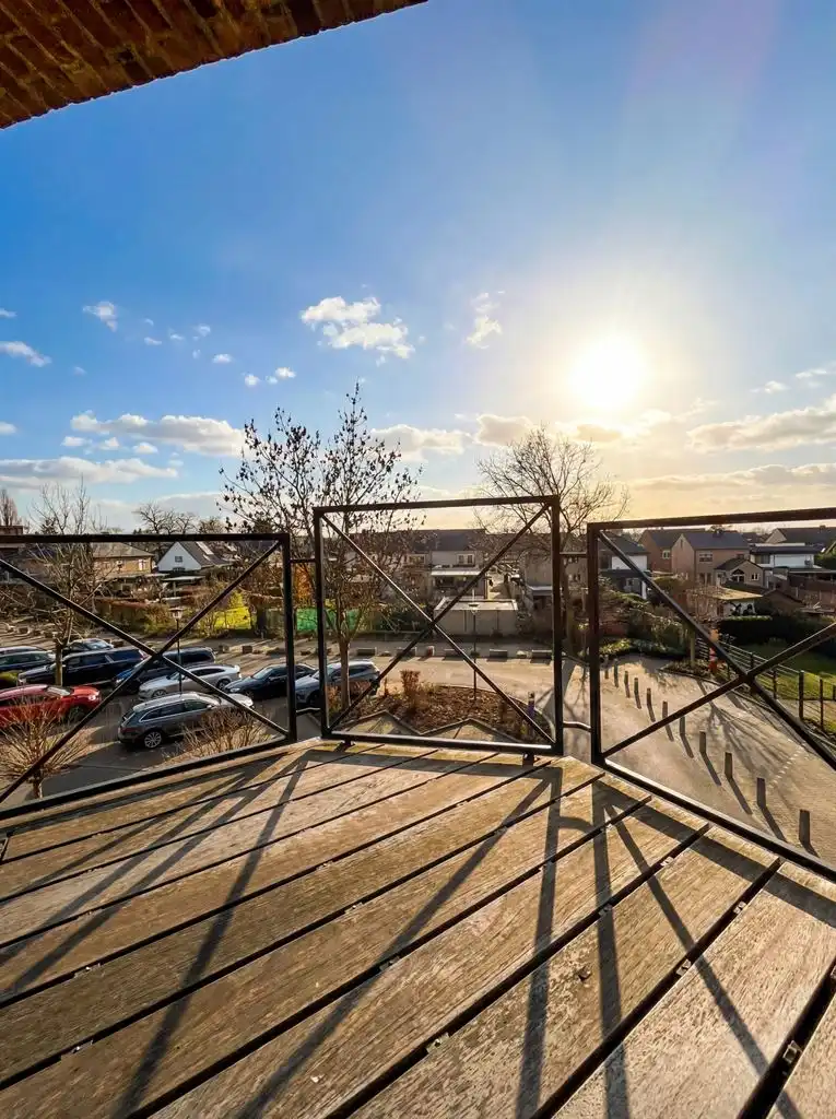 Prachtig 2 (+1)-slaapkamer appartement met terrasje, autostaanplaats en berging op een toplocatie nabij de Markt van Maaseik. foto 3