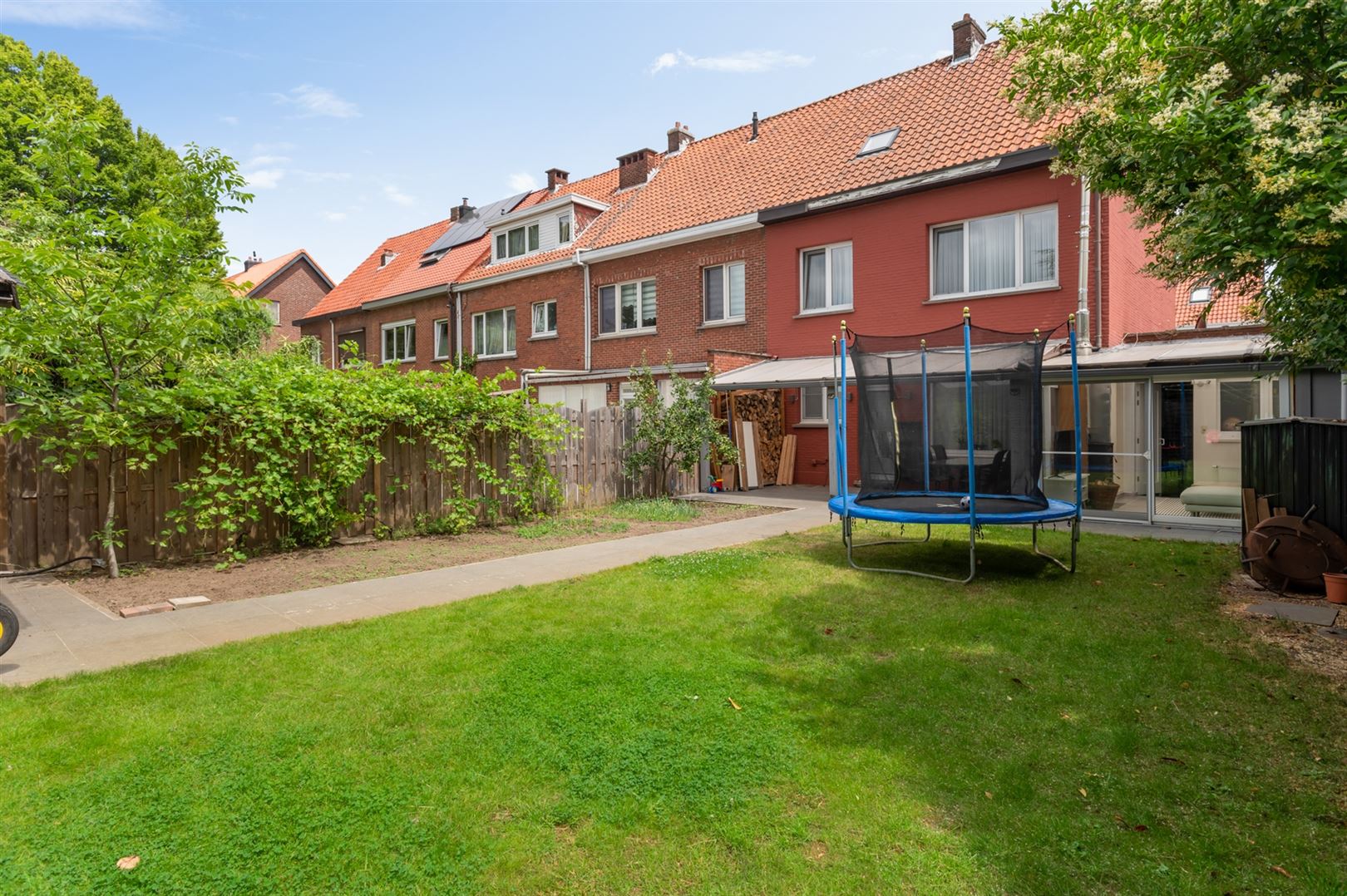 Gerenoveerde halfopen woning op ca. 300m2 met garage en tuin. foto 3