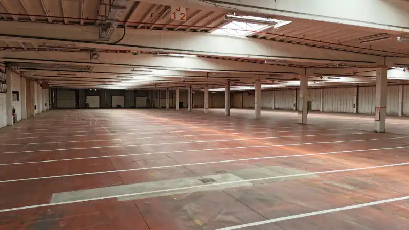 Magazijn met kantoren te huur foto 6