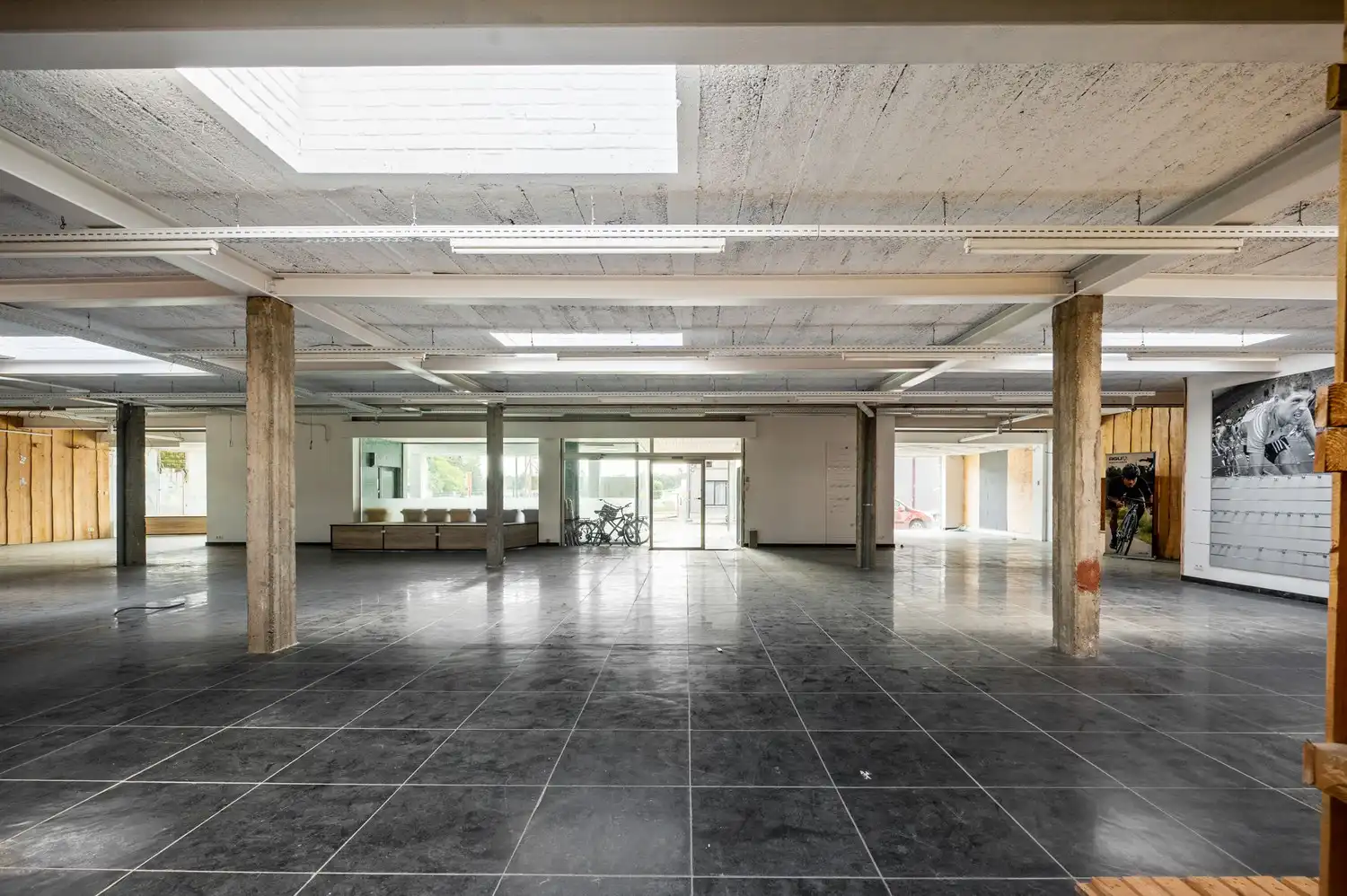 Ruim handelspand van 458 m² met woonst, garage en tuin te Duffel foto 3