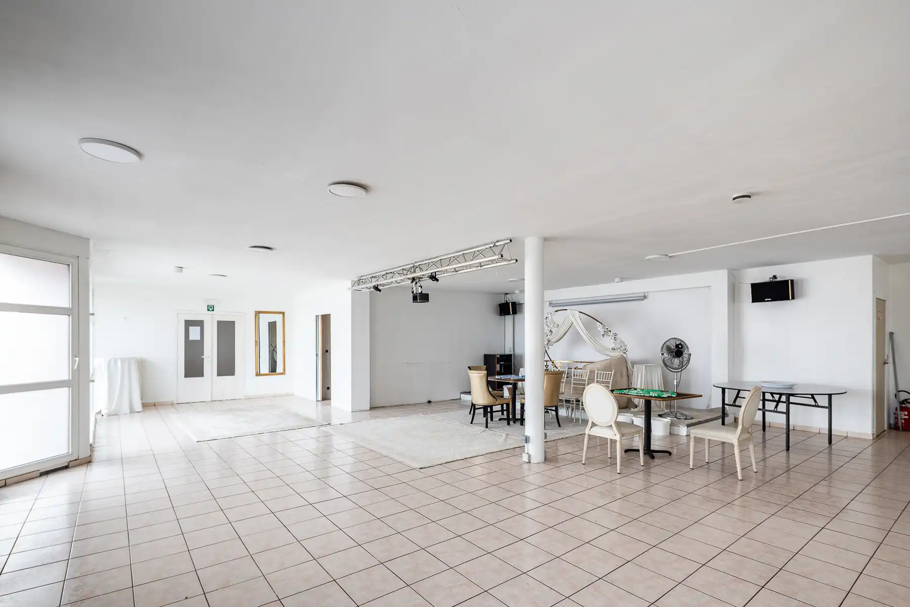 Ruim handelspand met appartement  foto 15