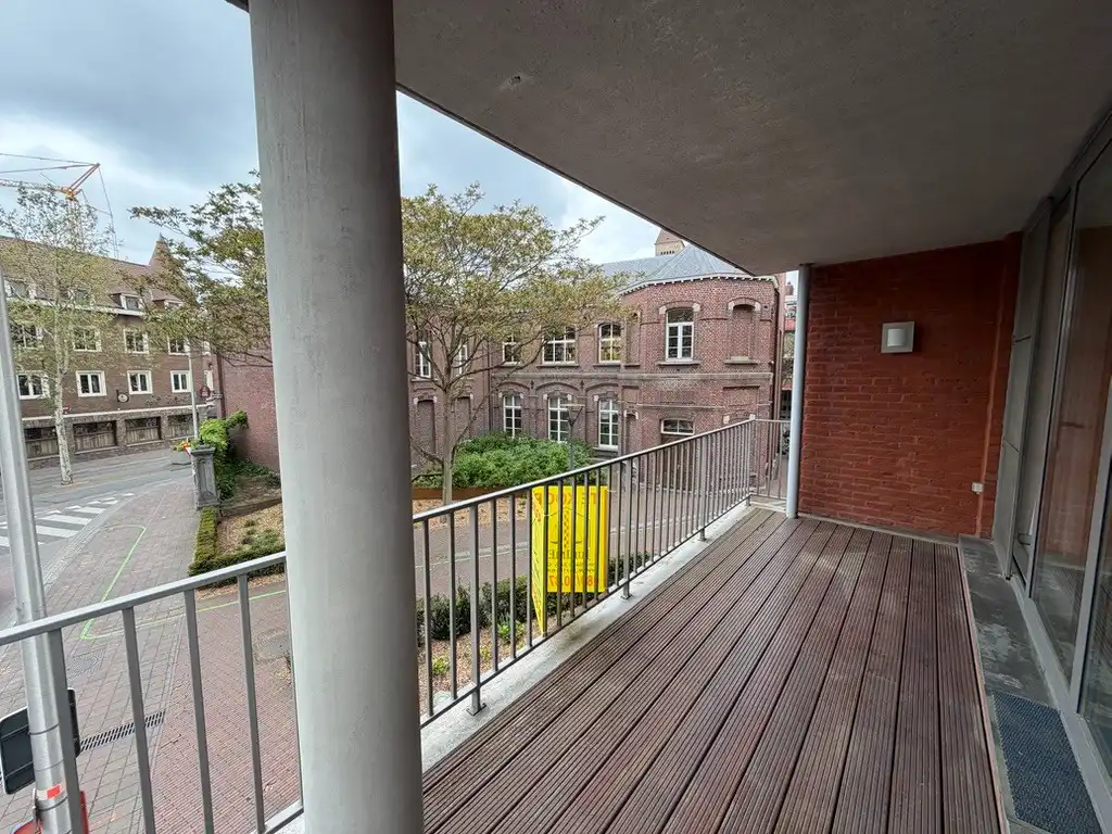 Genk-centrum, Oude Markt 4 bus 11: Ruim en energiezuinig appartement (133 m²) met 2 slaapkamers, overdekt terras, dubbele autostaanplaats en kelderberging. foto 10