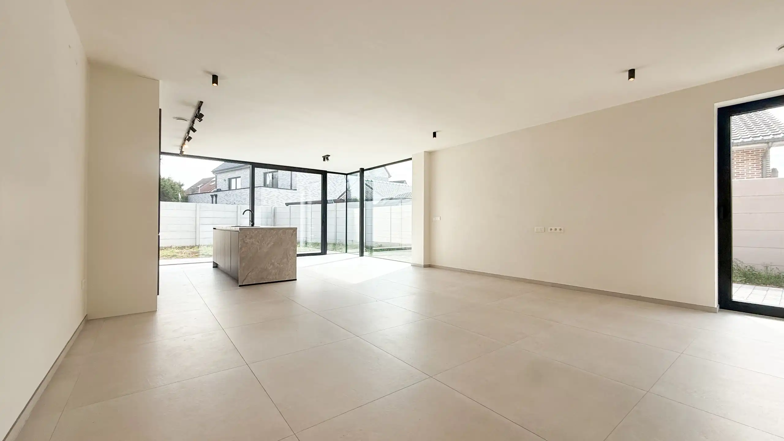 Kwalitatief afgewerkte nieuwbouwwoning op centrale ligging! foto 2