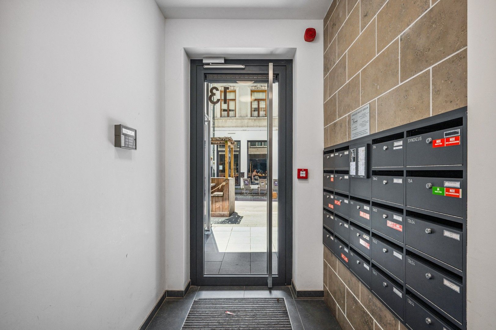 Modern 1-slaapkamerappartement met terras foto 17