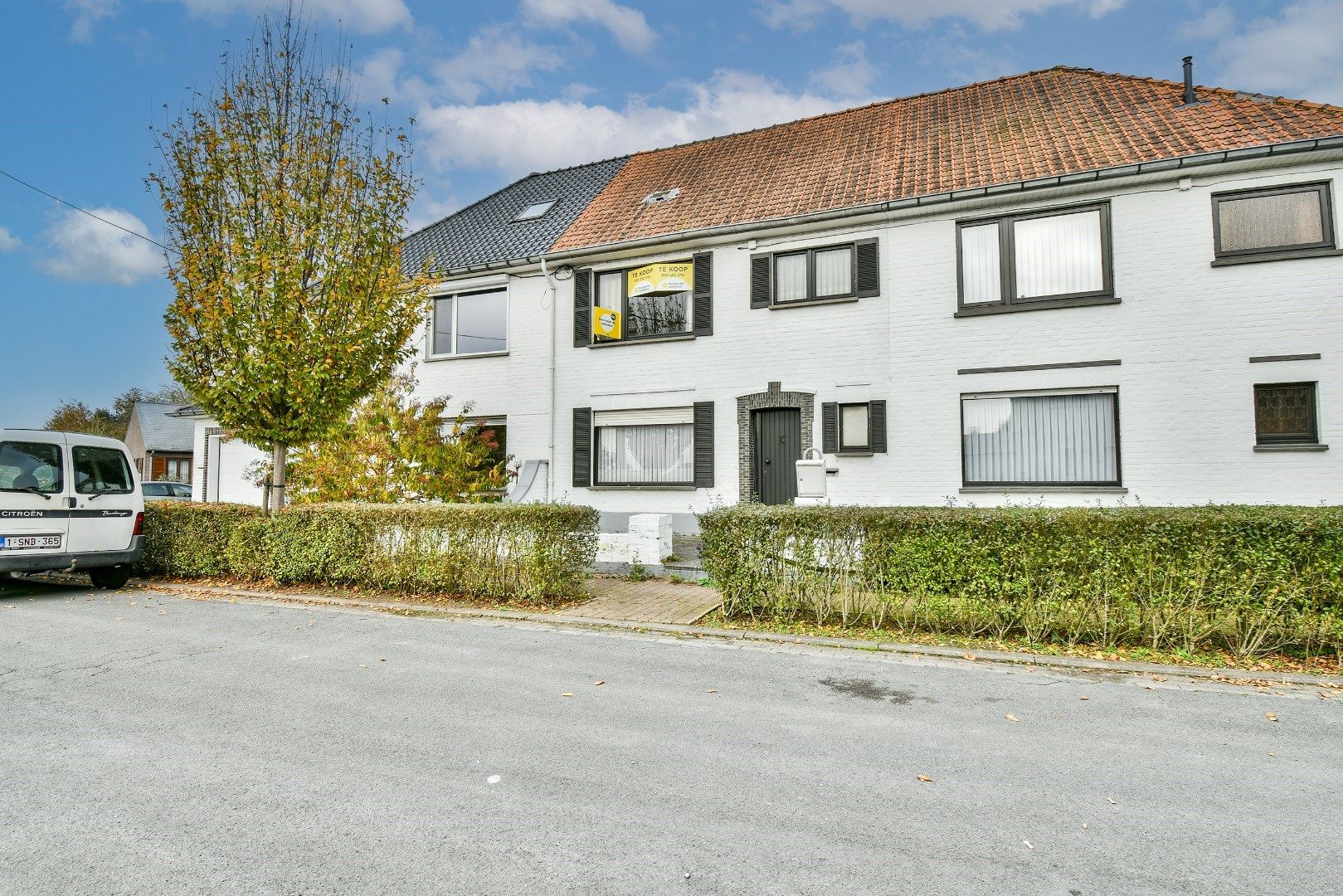 Te renoveren rijwoning op centrale locatie in Torhout. foto 2