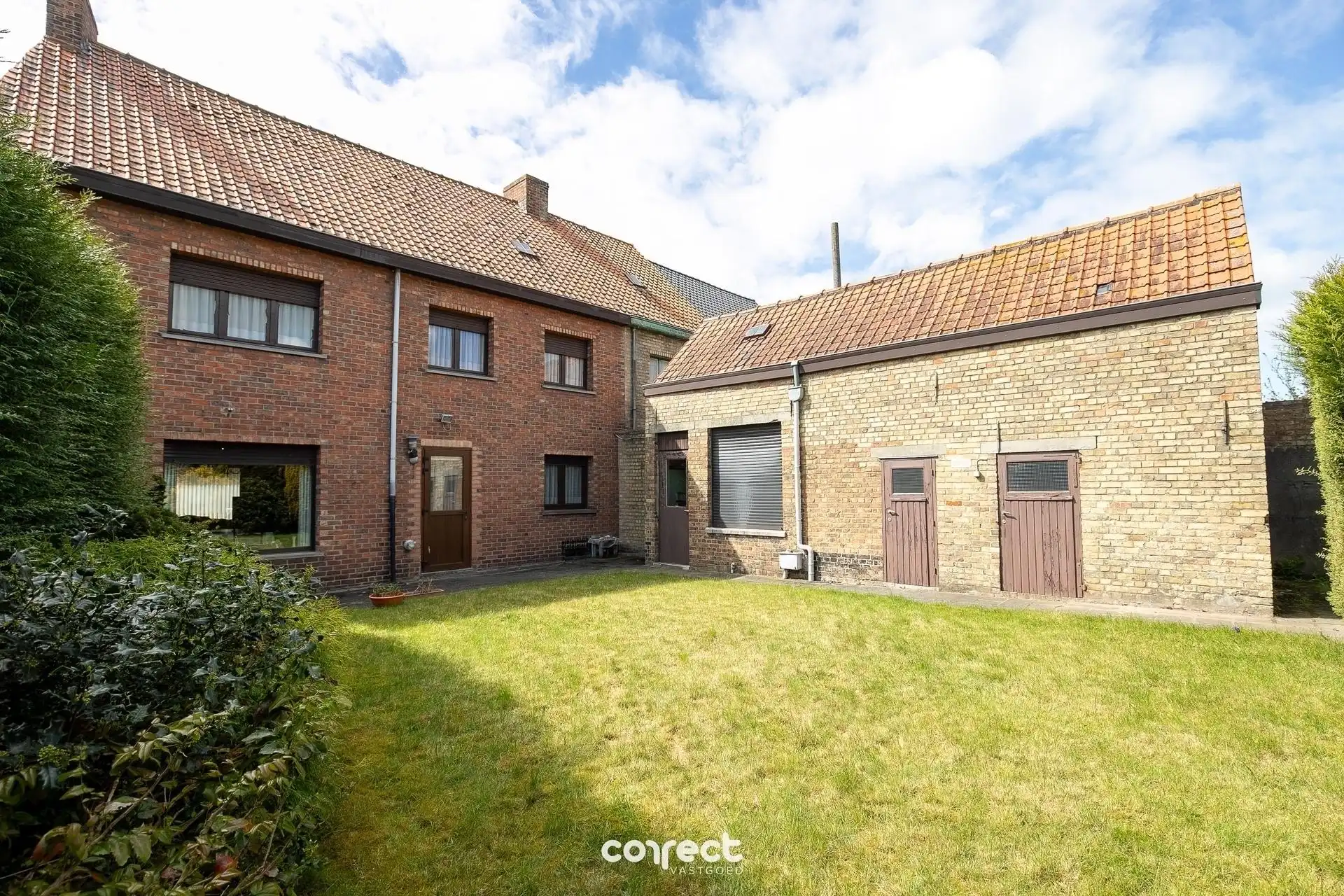 Hoofdfoto van de publicatie: Centraal gelegen ruime halfopen bebouwing met 4 slaapkamers, tuin en garage.