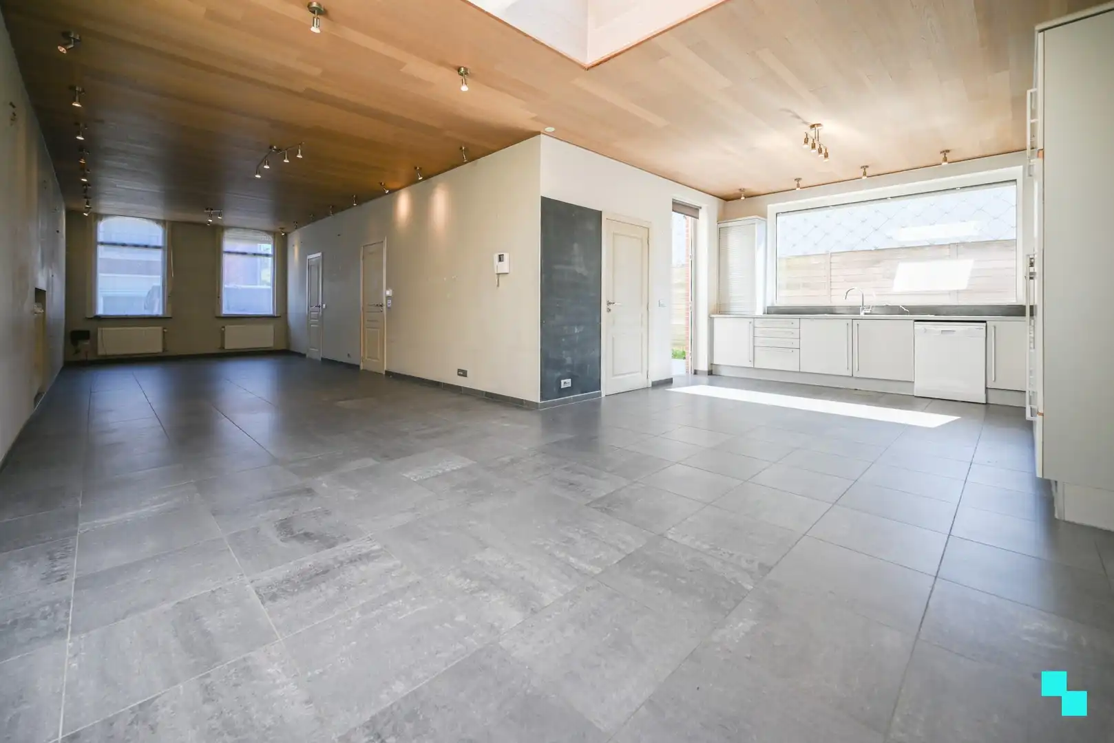 Riante halfopen woning met garage foto 2