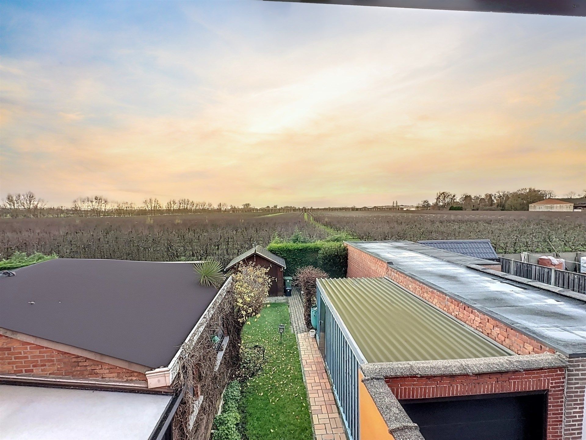 Half open bebouwing met 3 slaapkamers, ruime garage en tuin op perceel van 261m². foto 11