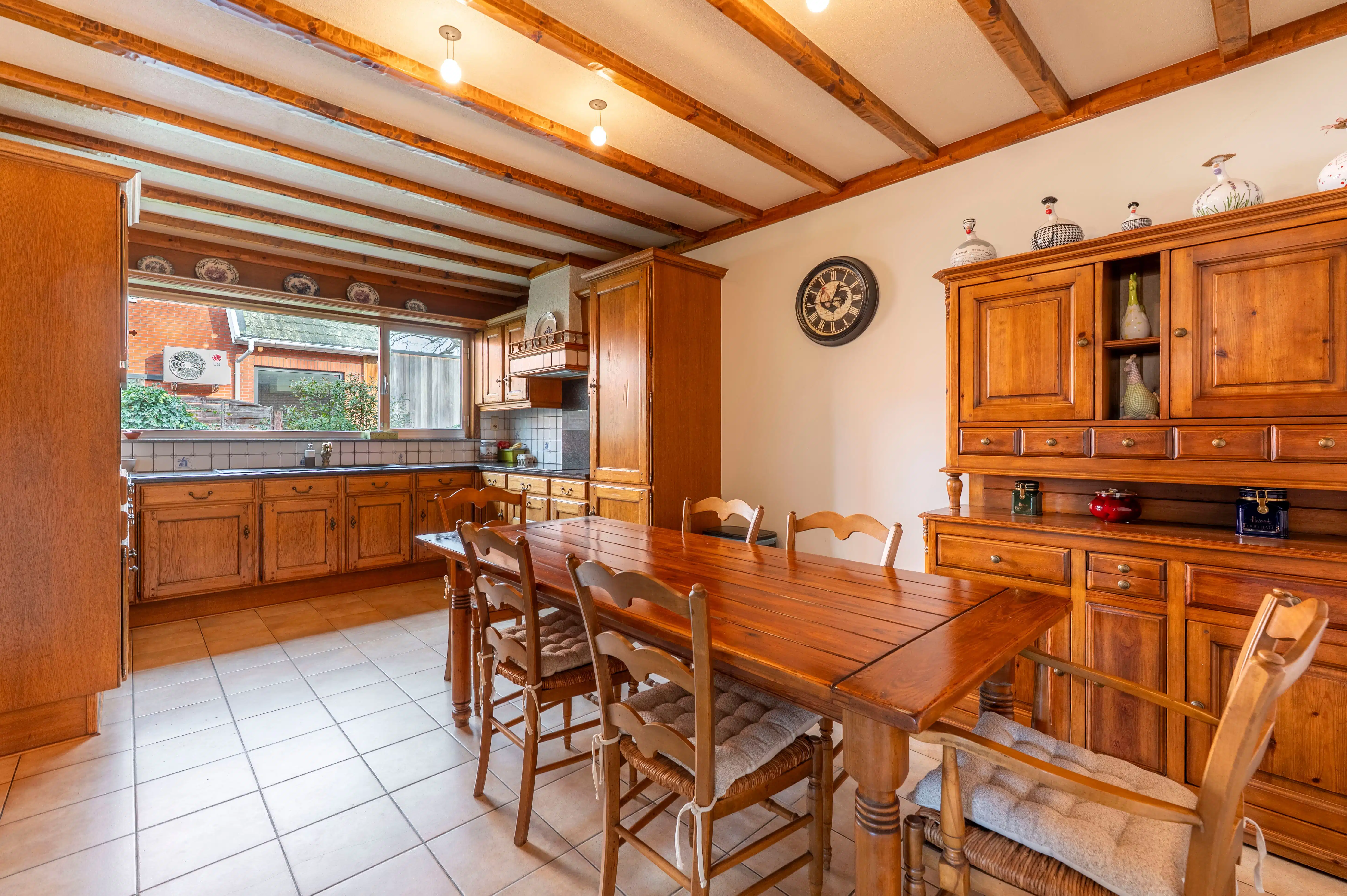 Te renoveren laagbouwvilla in een gegeerde wijk in Ekeren! foto 6