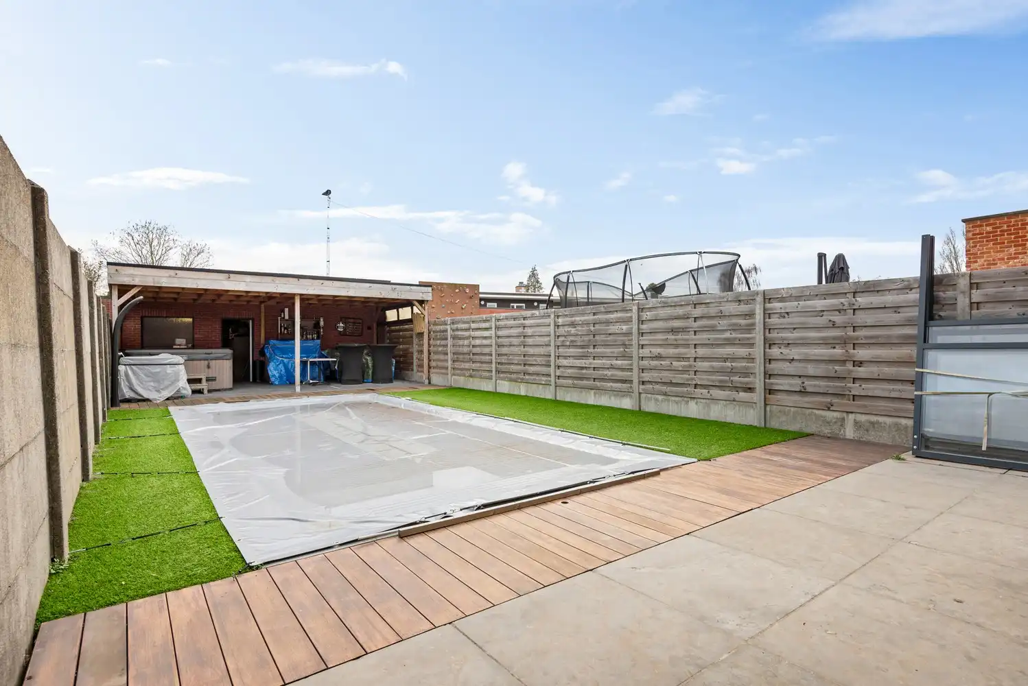 Tof gelijkvloers appartement met 2 slaapkamers, tuin en zwembad foto 15